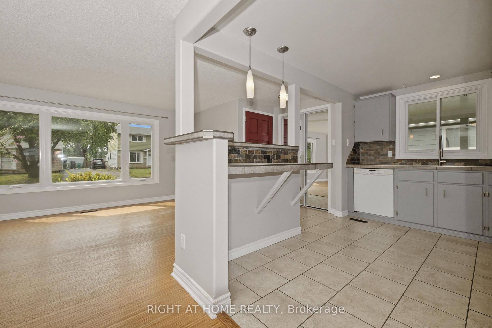 Photo 8 of 197 Pinedale Drive, Kitchener, Laurentian Hills — HOMEH