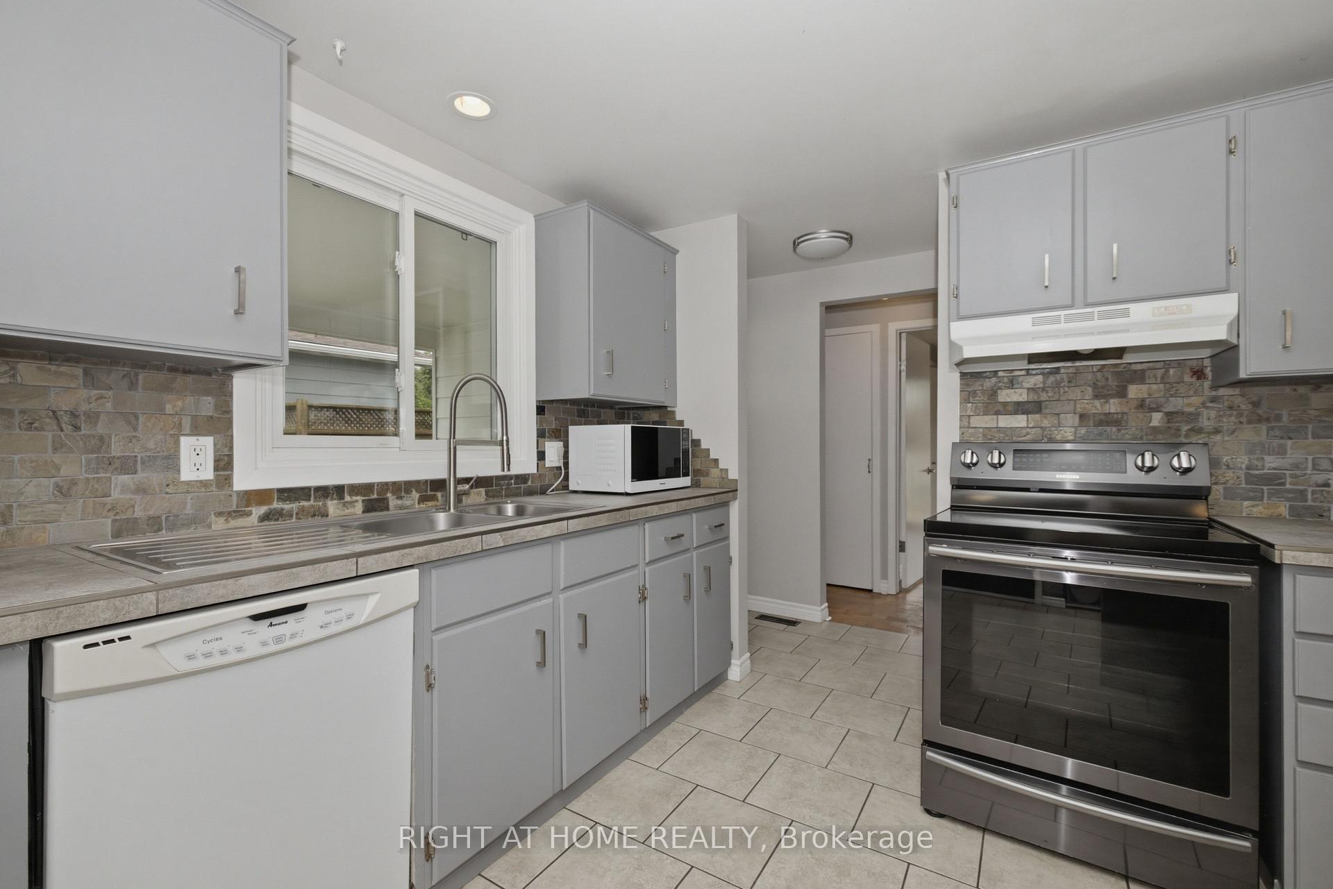 Photo 9 of 197 Pinedale Drive, Kitchener, Laurentian Hills — HOMEH
