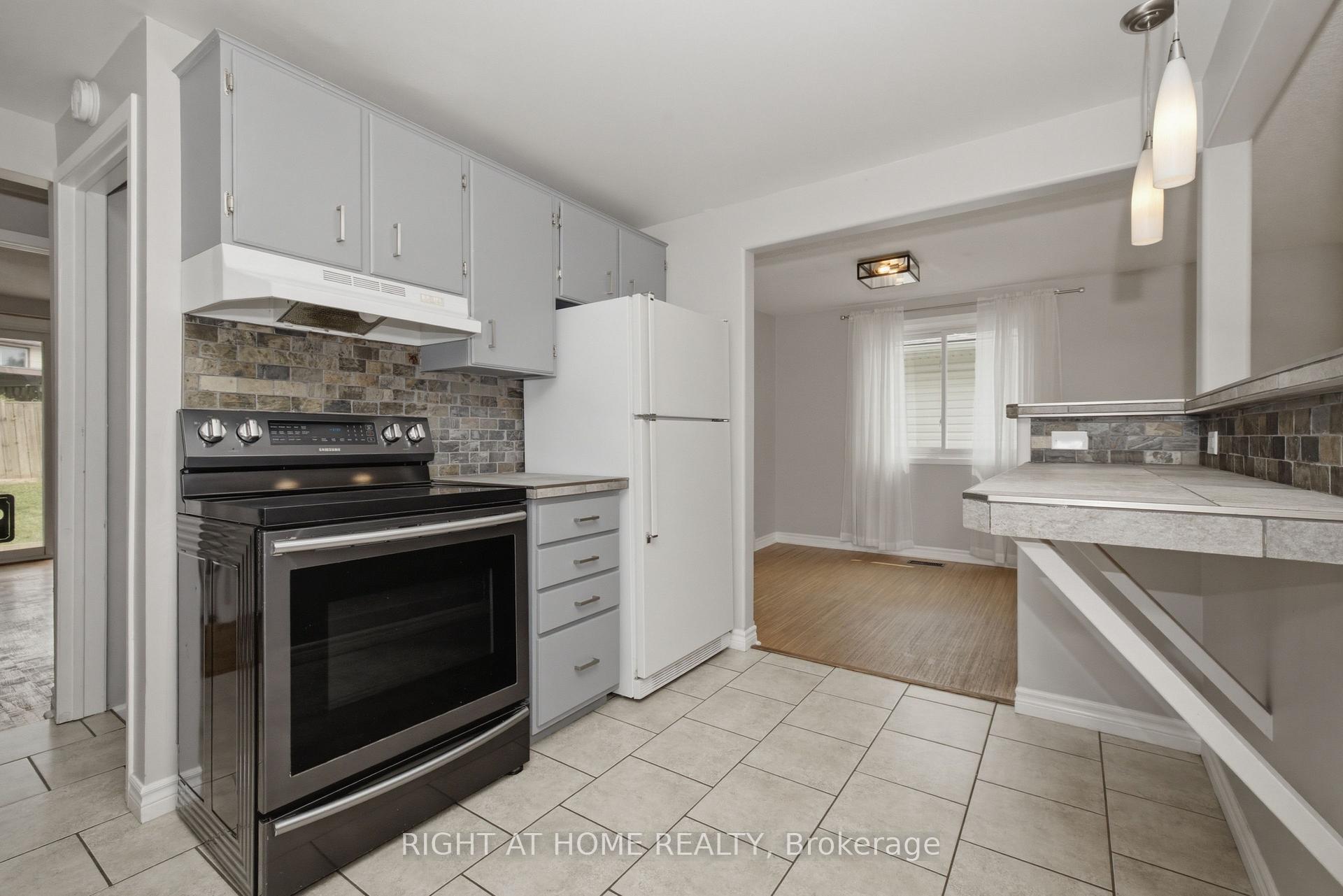 Photo 10 of 197 Pinedale Drive, Kitchener, Laurentian Hills — HOMEH