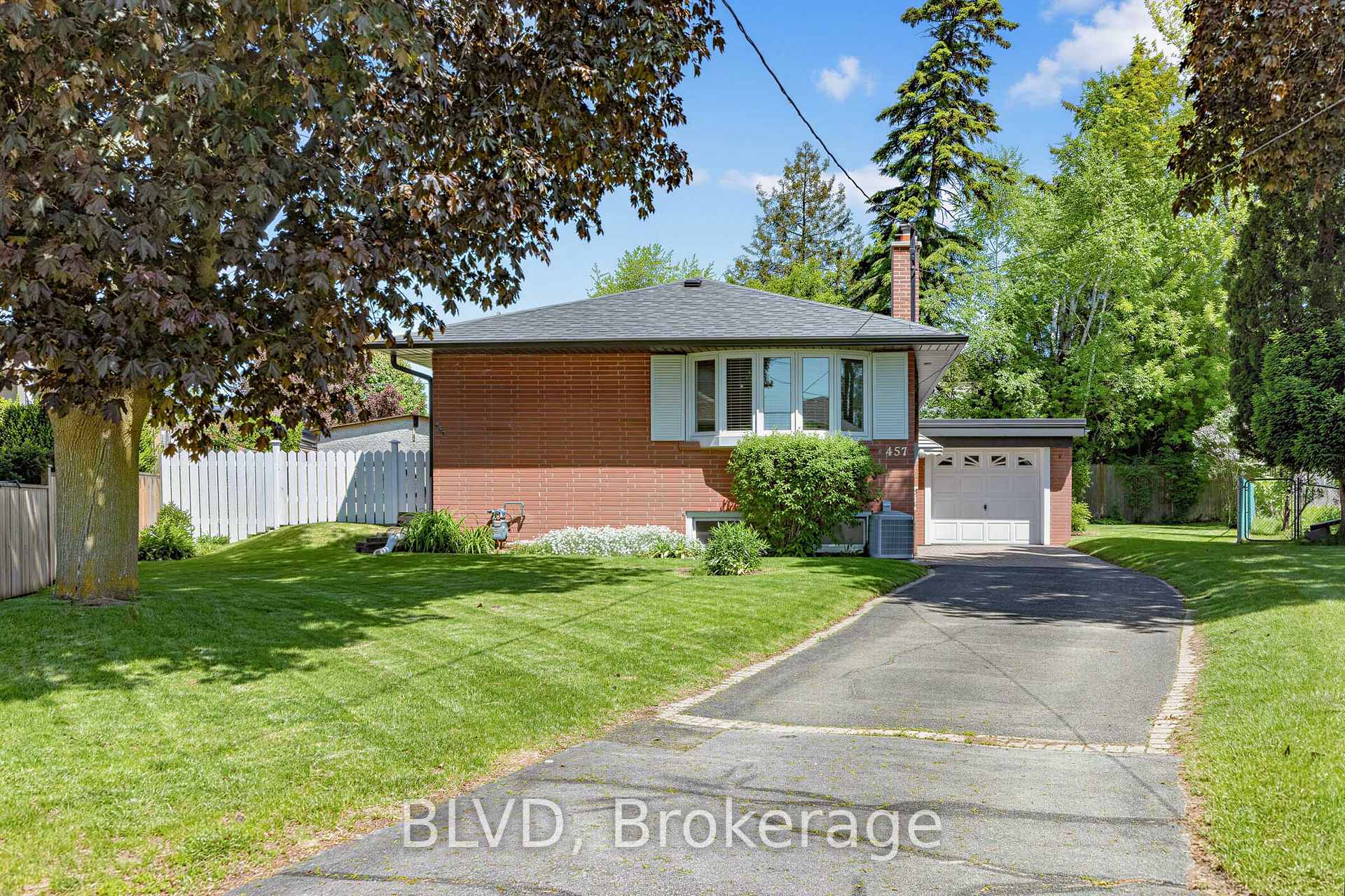 Photo 2 of 457 Paliser Crescent N, Richmond Hill, Harding — HOMEH