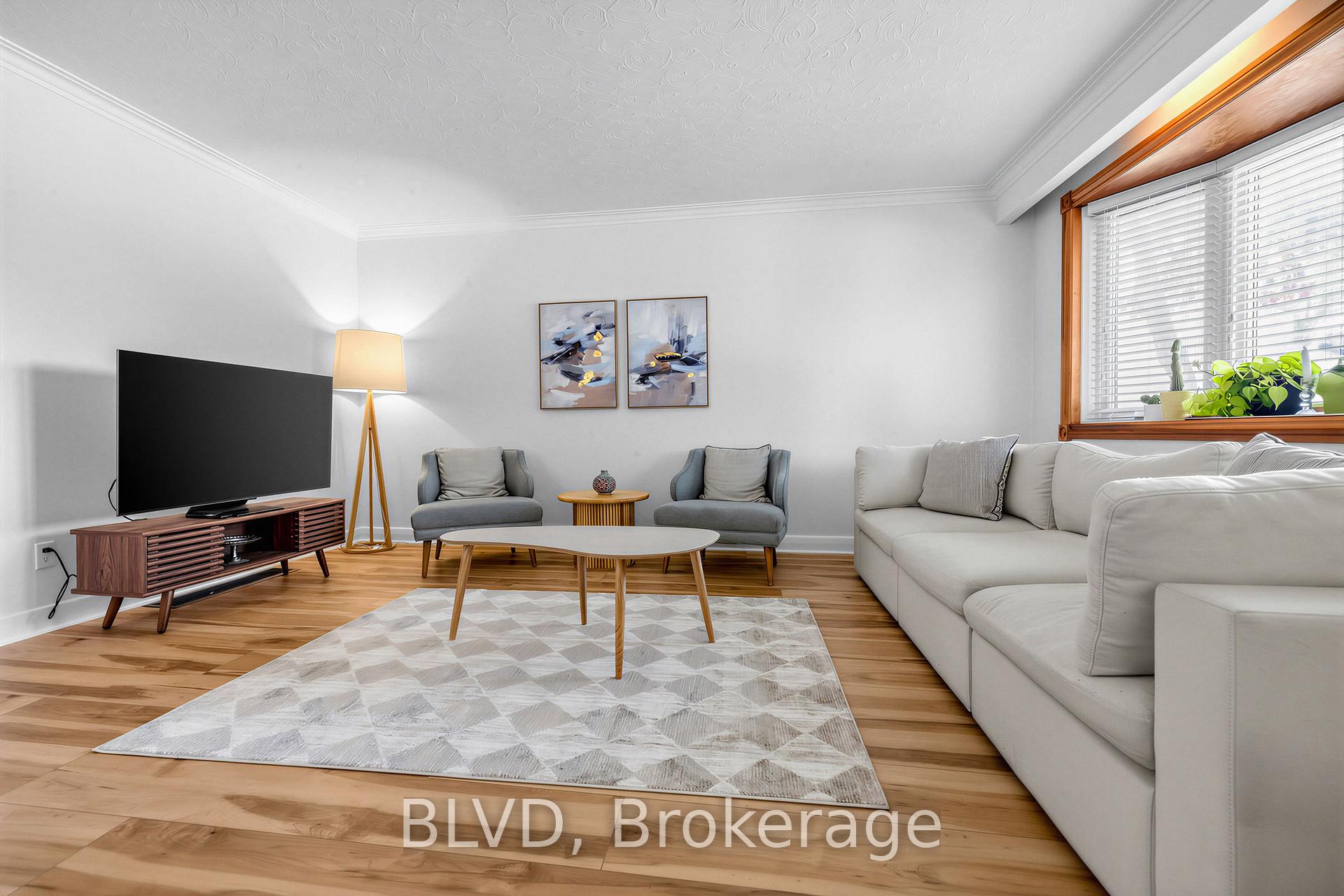 Photo 3 of 457 Paliser Crescent N, Richmond Hill, Harding — HOMEH