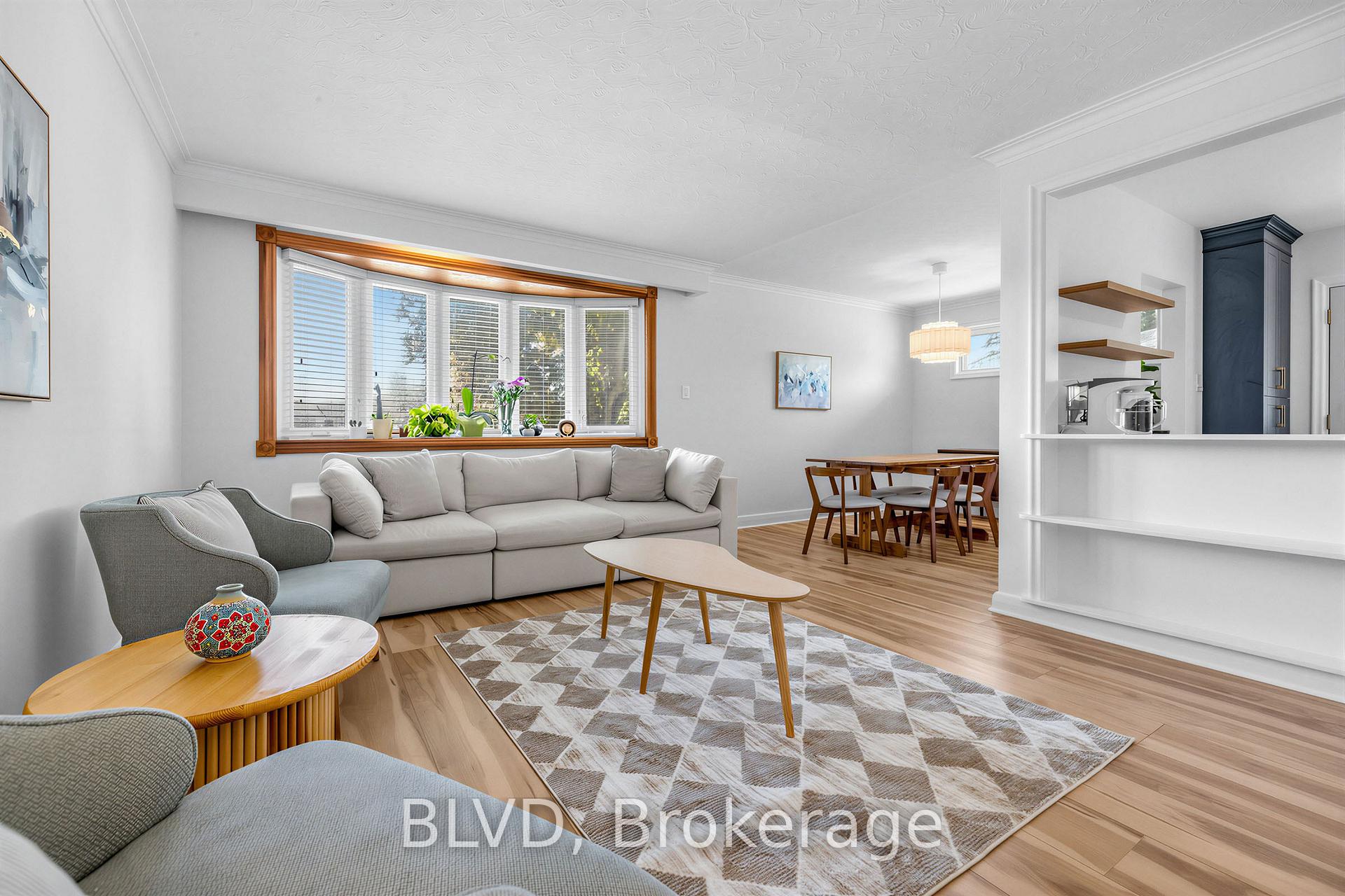 Photo 5 of 457 Paliser Crescent N, Richmond Hill, Harding — HOMEH