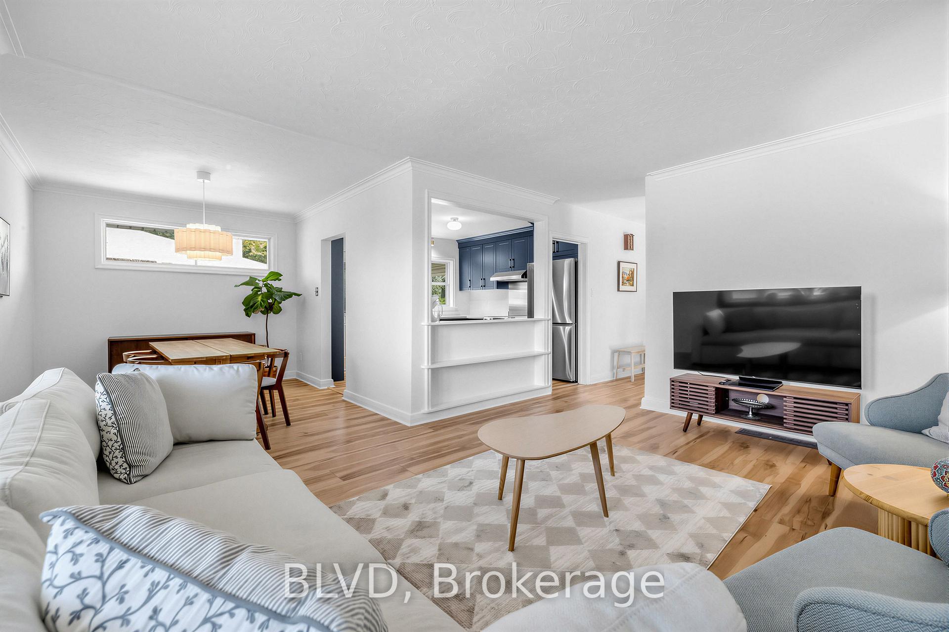 Photo 6 of 457 Paliser Crescent N, Richmond Hill, Harding — HOMEH