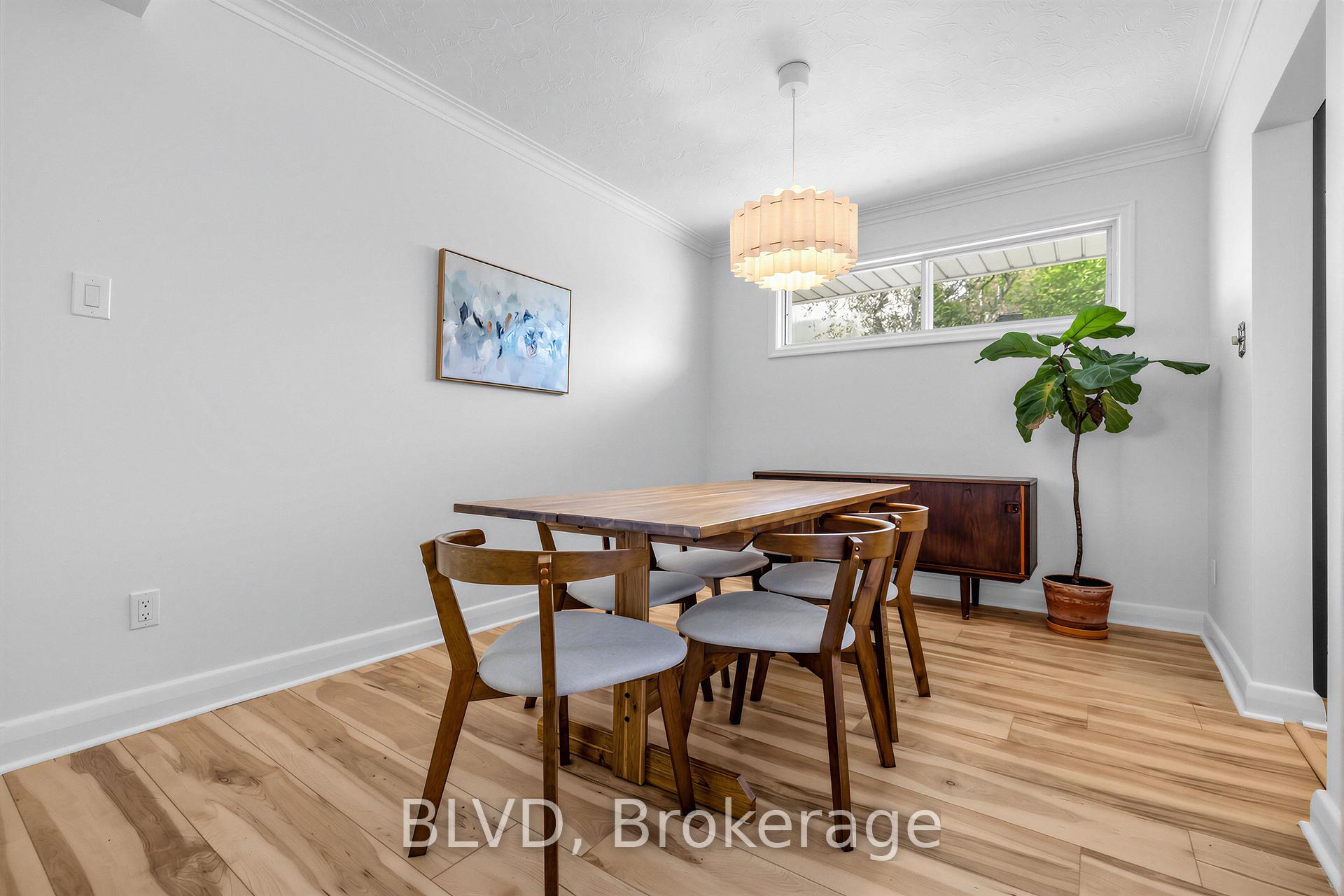 Photo 7 of 457 Paliser Crescent N, Richmond Hill, Harding — HOMEH