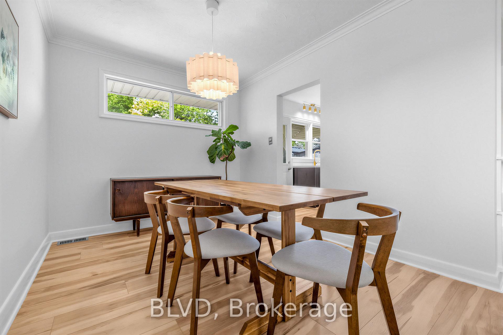 Photo 8 of 457 Paliser Crescent N, Richmond Hill, Harding — HOMEH