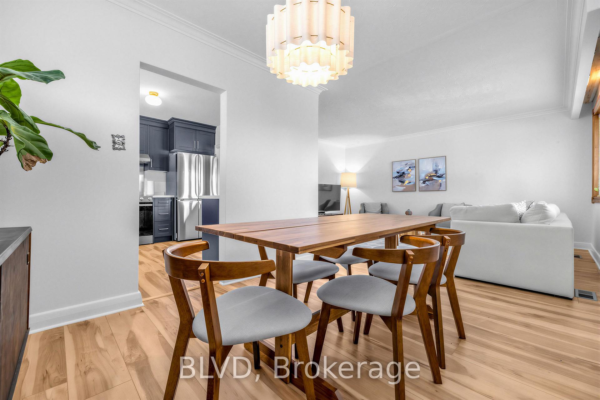 Photo 9 of 457 Paliser Crescent N, Richmond Hill, Harding — HOMEH