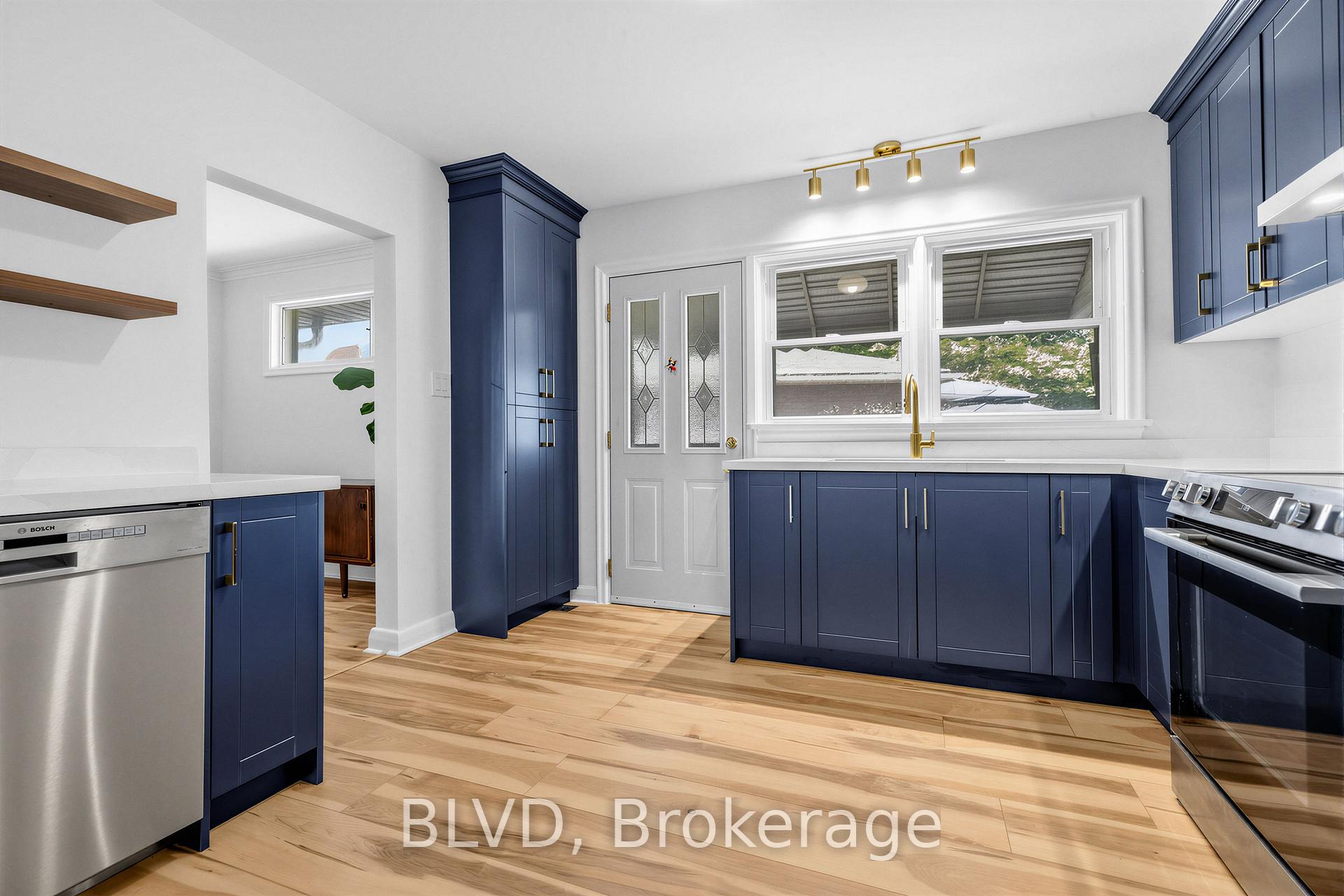 Photo 10 of 457 Paliser Crescent N, Richmond Hill, Harding — HOMEH