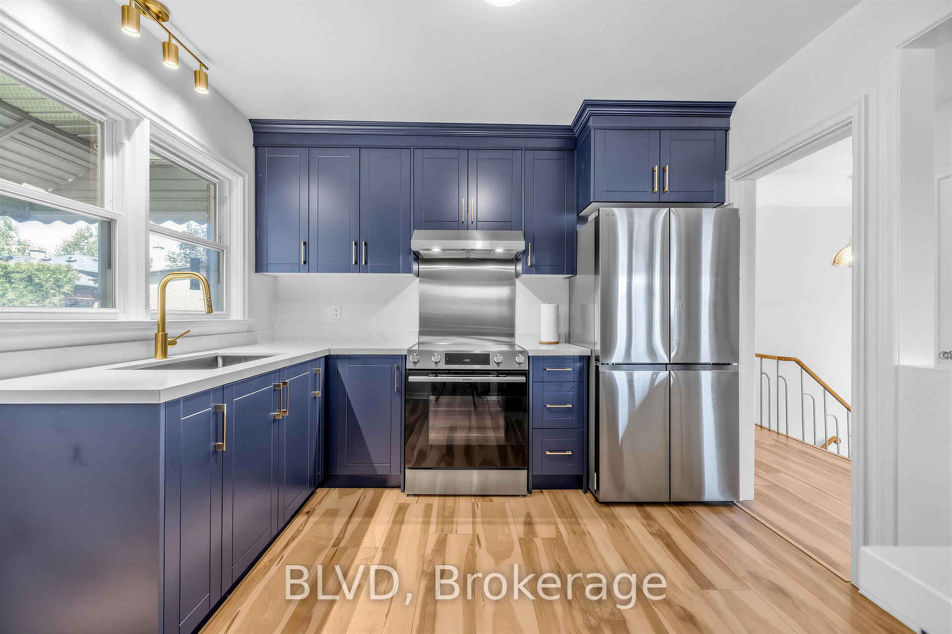 Photo 11 of 457 Paliser Crescent N, Richmond Hill, Harding — HOMEH