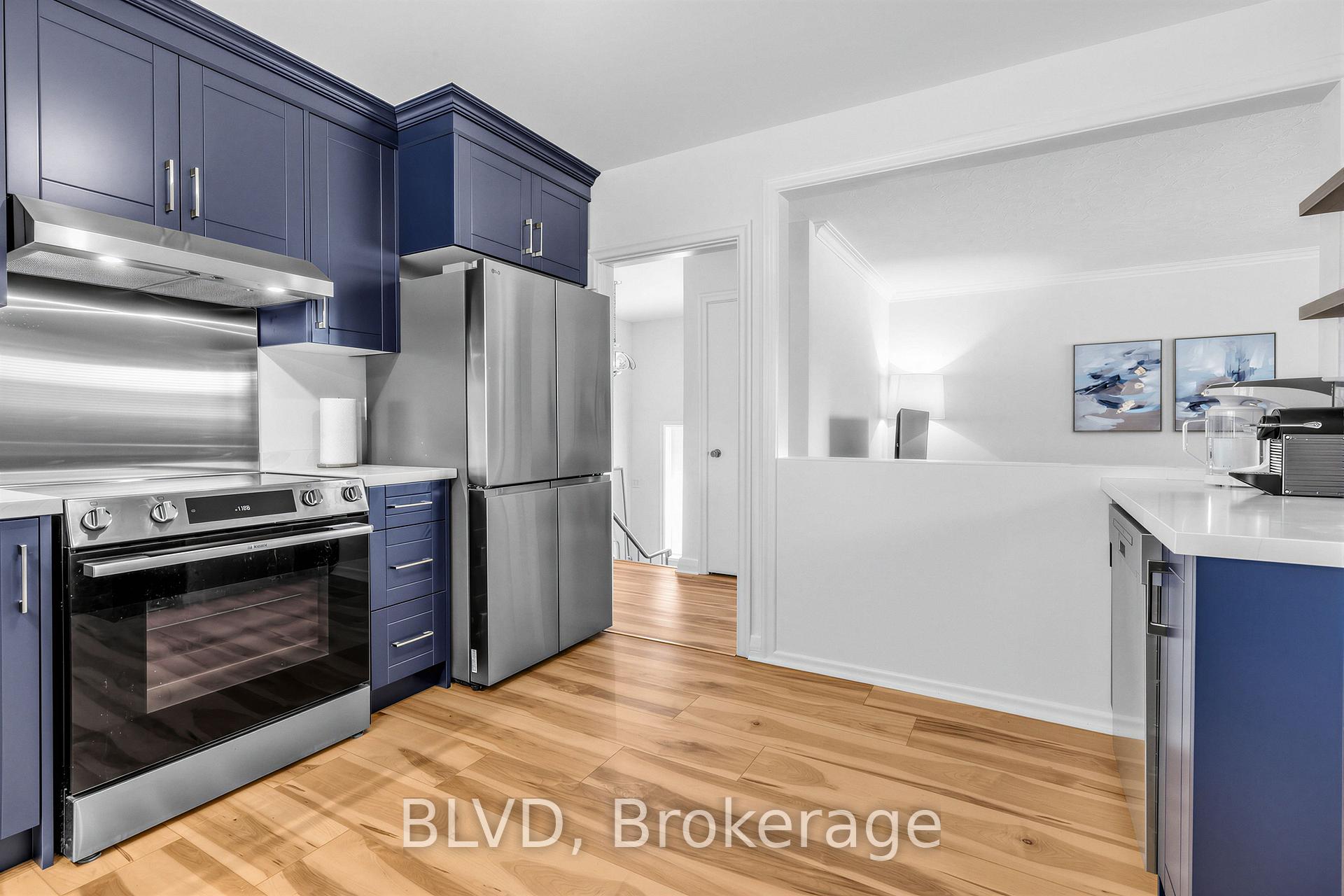 Photo 12 of 457 Paliser Crescent N, Richmond Hill, Harding — HOMEH