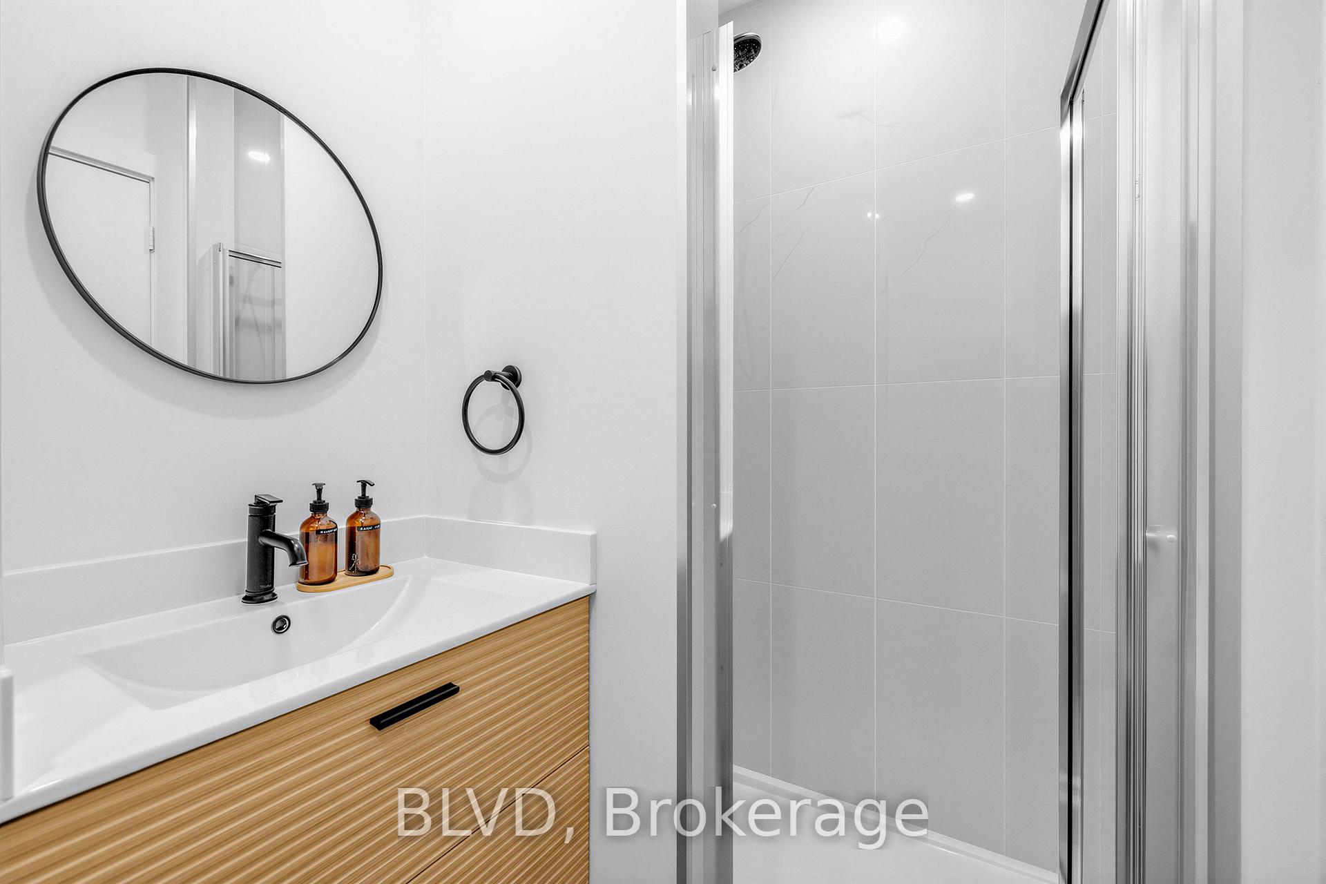 Photo 17 of 457 Paliser Crescent N, Richmond Hill, Harding — HOMEH