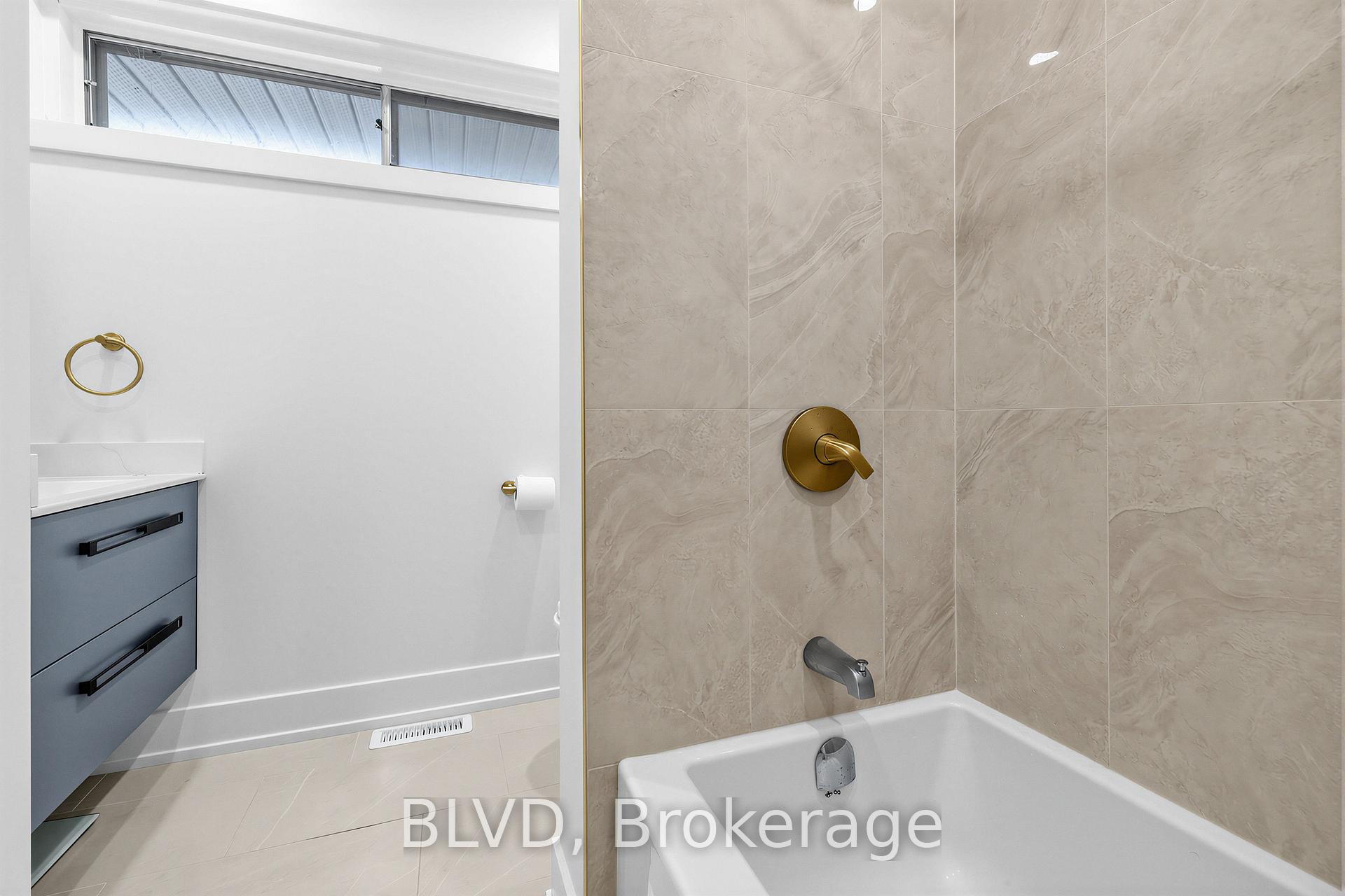 Photo 19 of 457 Paliser Crescent N, Richmond Hill, Harding — HOMEH