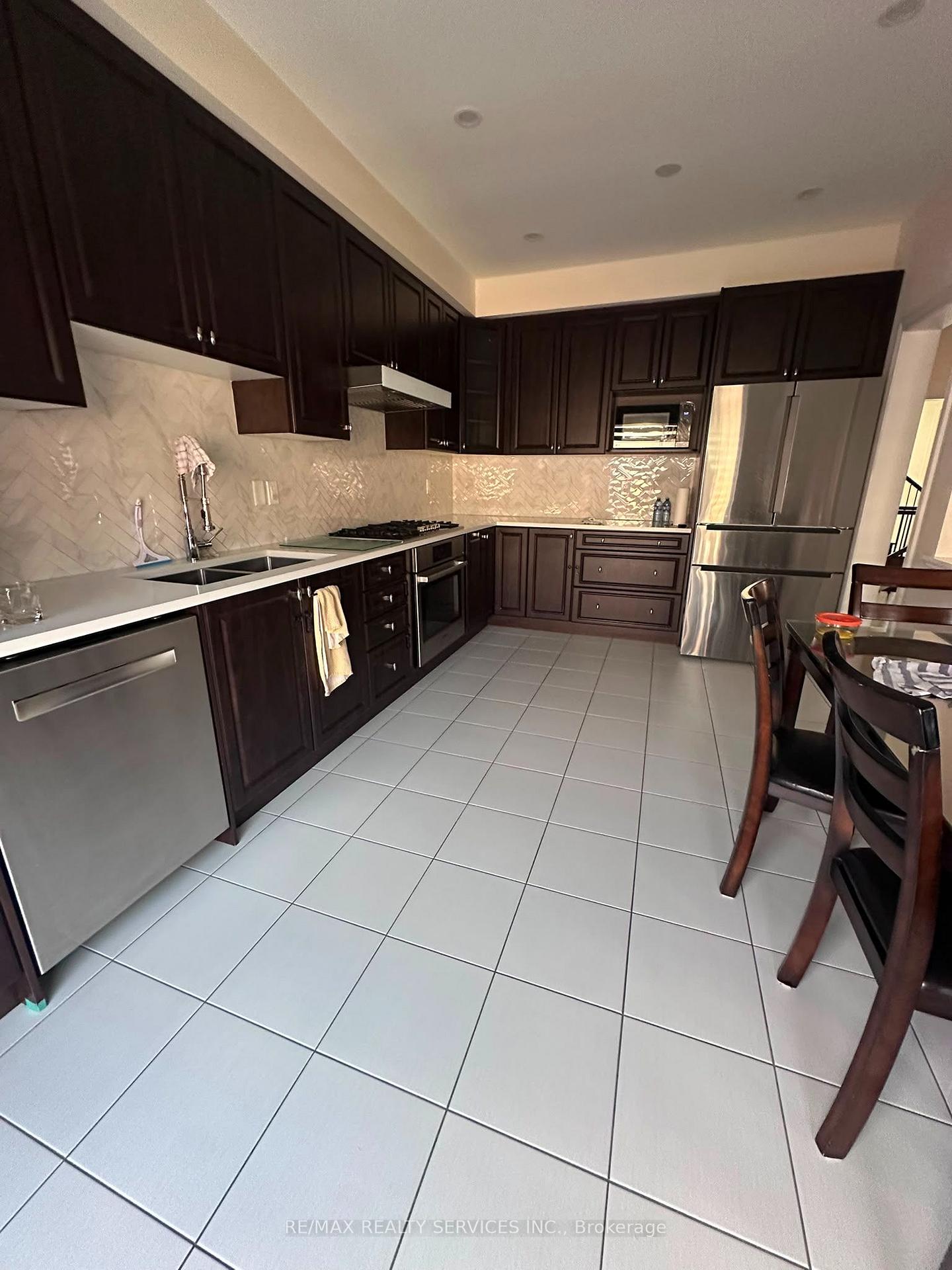 Photo 10 of 92 Folgate Crescent, Brampton, Sandringham-Wellington North — HOMEH
