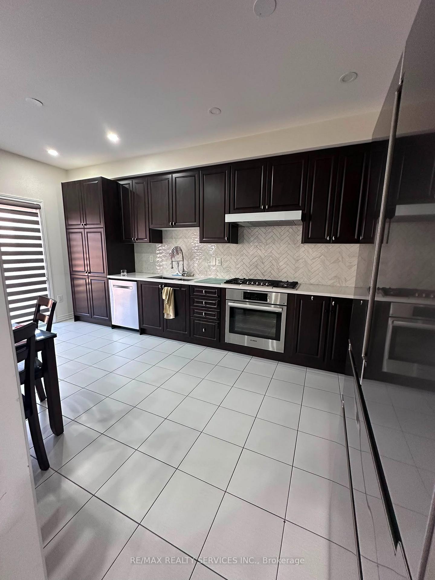 Photo 12 of 92 Folgate Crescent, Brampton, Sandringham-Wellington North — HOMEH