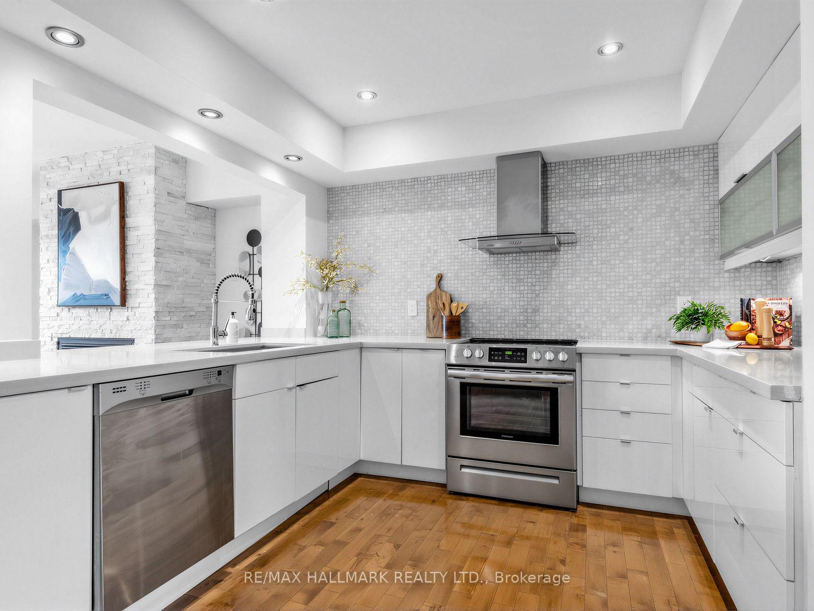 Photo 15 of 30 Jarrett Court, Vaughan, Vellore Village — HOMEH
