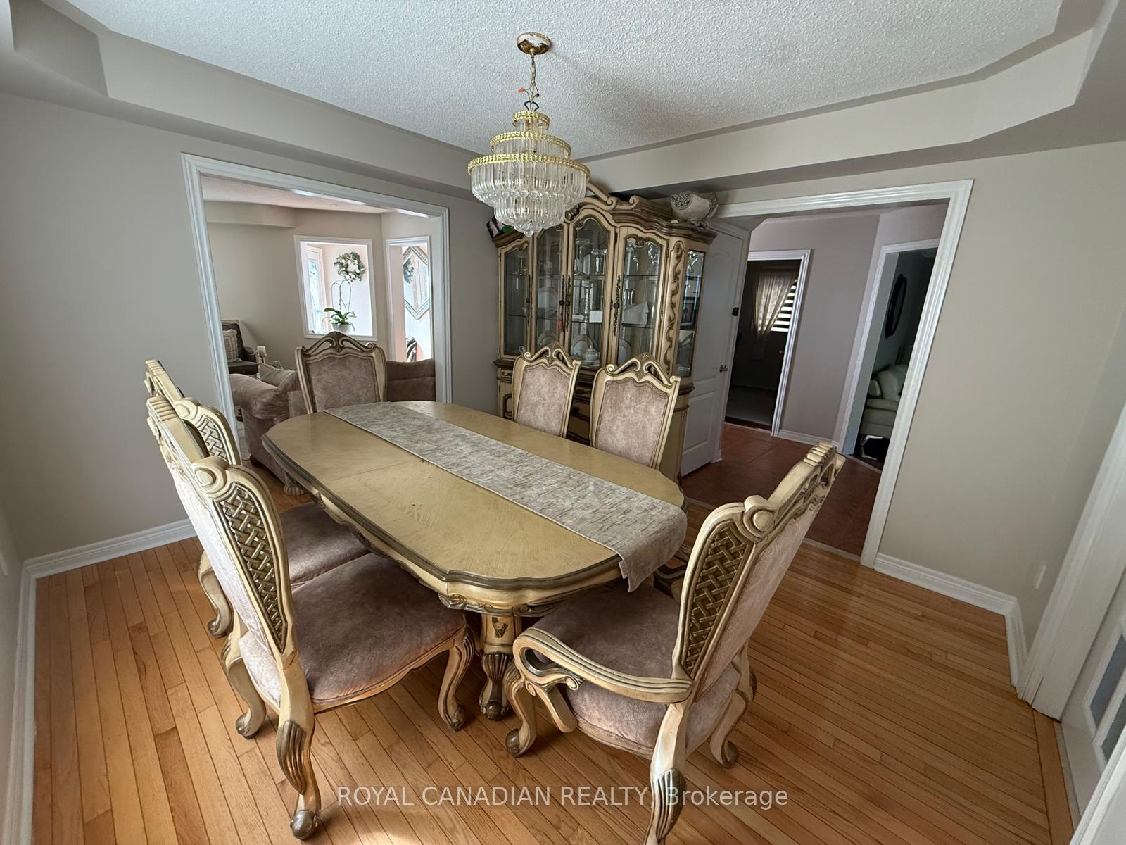 Photo 2 of 42 Cobblestone Court, Brampton, Sandringham-Wellington — HOMEH