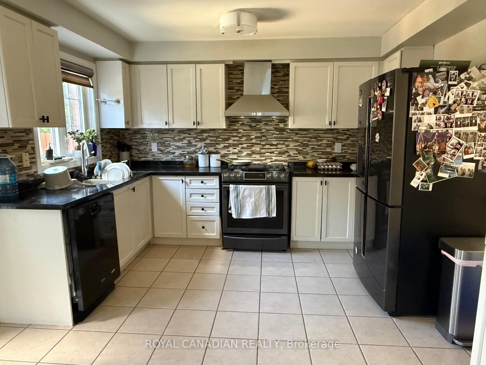 Photo 4 of 42 Cobblestone Court, Brampton, Sandringham-Wellington — HOMEH