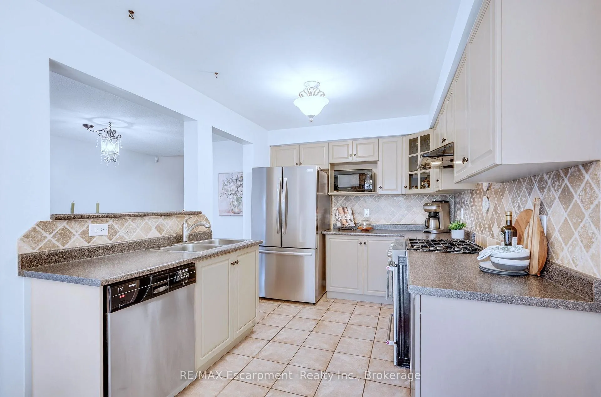 Photo 15 of 117 Frances Avenue, Hamilton, Lakeshore — HOMEH