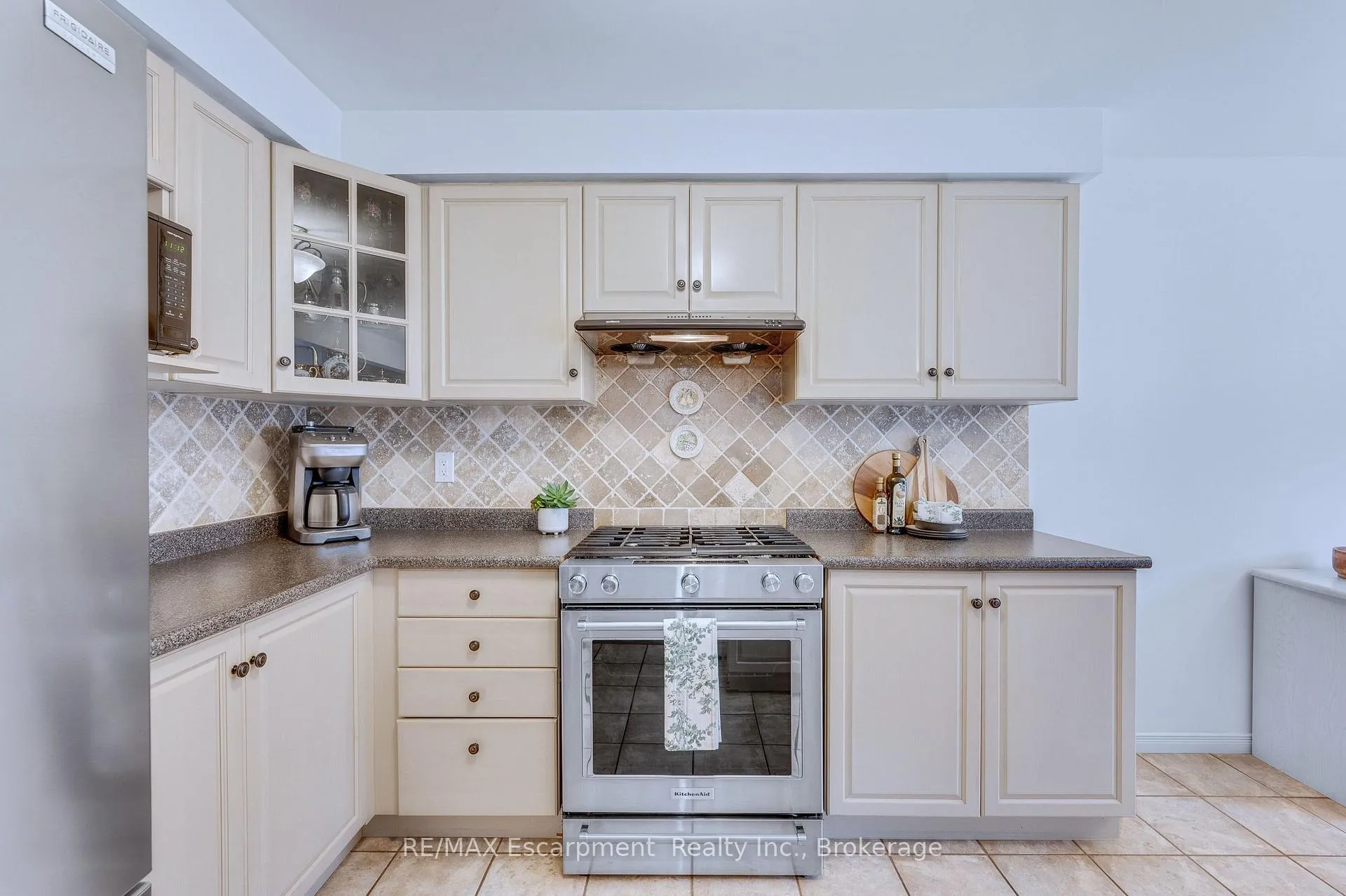 Photo 16 of 117 Frances Avenue, Hamilton, Lakeshore — HOMEH