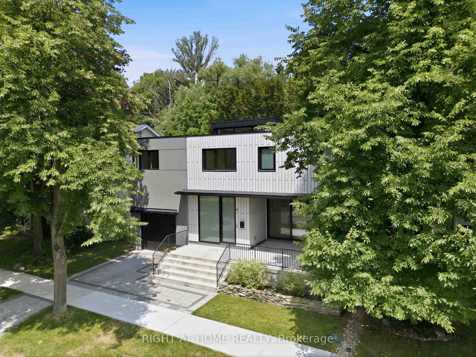 Photo 4 of 41 Bonnyview Drive, Etobicoke, Stonegate-Queensway — HOMEH