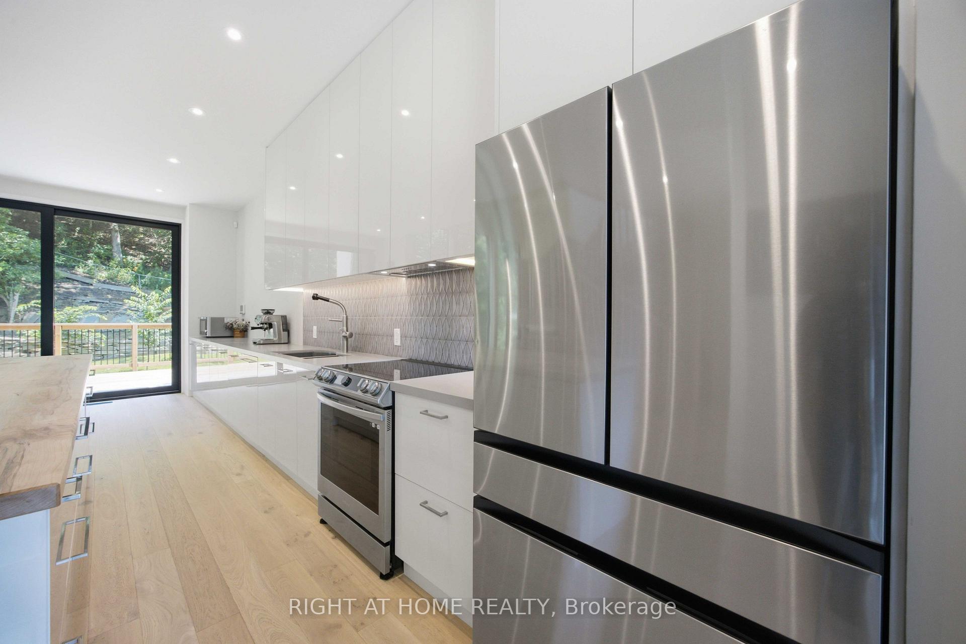 Photo 11 of 41 Bonnyview Drive, Etobicoke, Stonegate-Queensway — HOMEH
