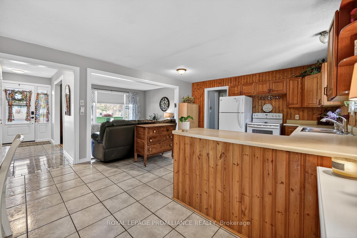 Photo 10 of 913 George Street, Edwardsburgh/Cardinal, Town of Cardinal — HOMEH