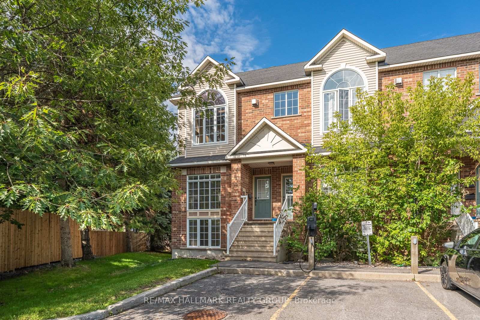 Photo 1 of 142 Gatestone Private, Ottawa, Beacon Hill South — HOMEH