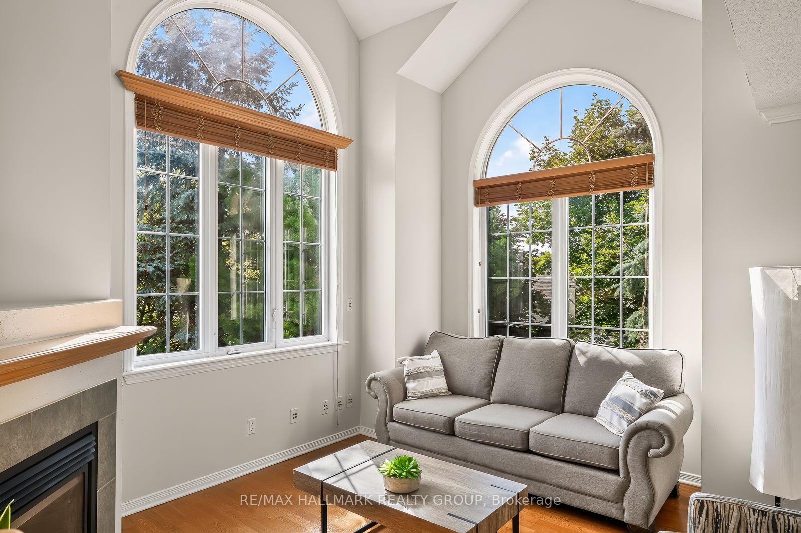 Photo 5 of 142 Gatestone Private, Ottawa, Beacon Hill South — HOMEH