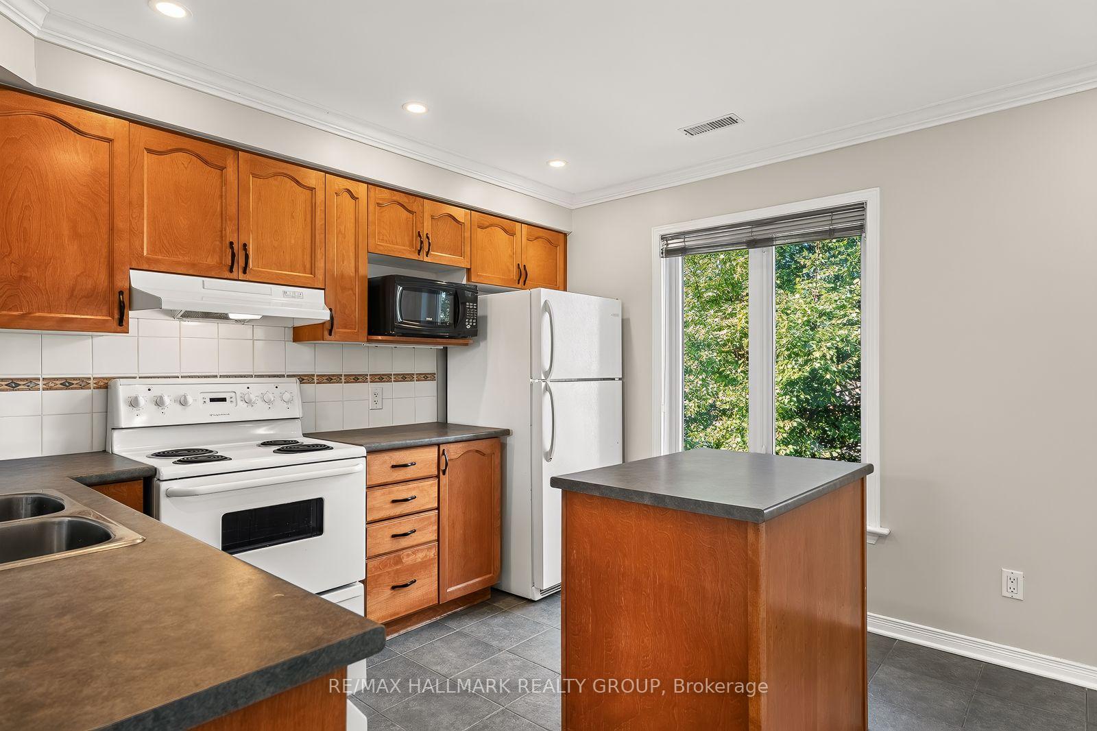 Photo 13 of 142 Gatestone Private, Ottawa, Beacon Hill South — HOMEH