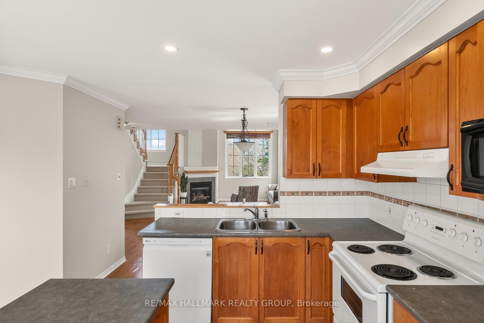 Photo 17 of 142 Gatestone Private, Ottawa, Beacon Hill South — HOMEH