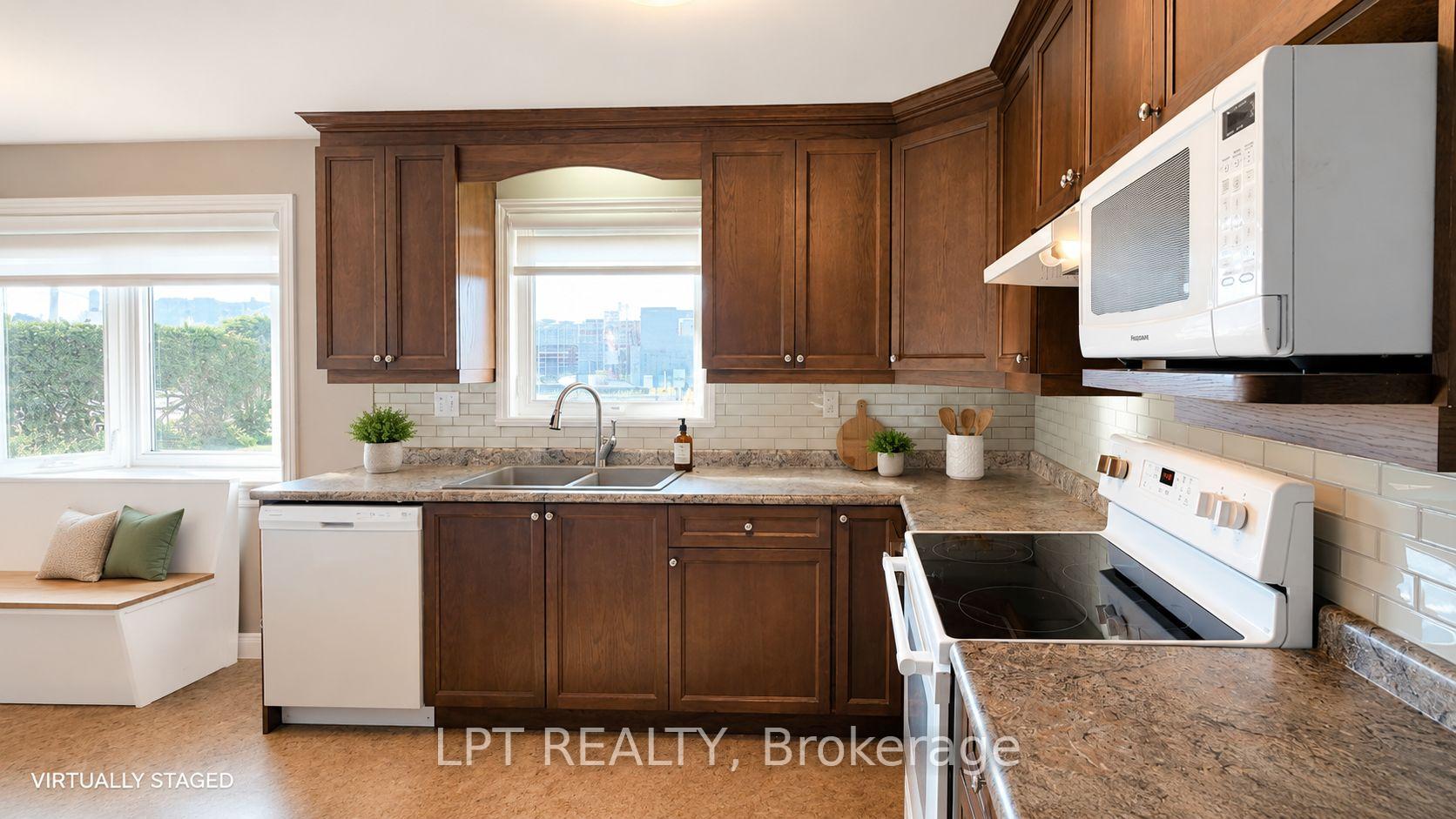 Photo 15 of 585 Mapleview Drive E, Barrie, Rural Barrie Southeast — HOMEH