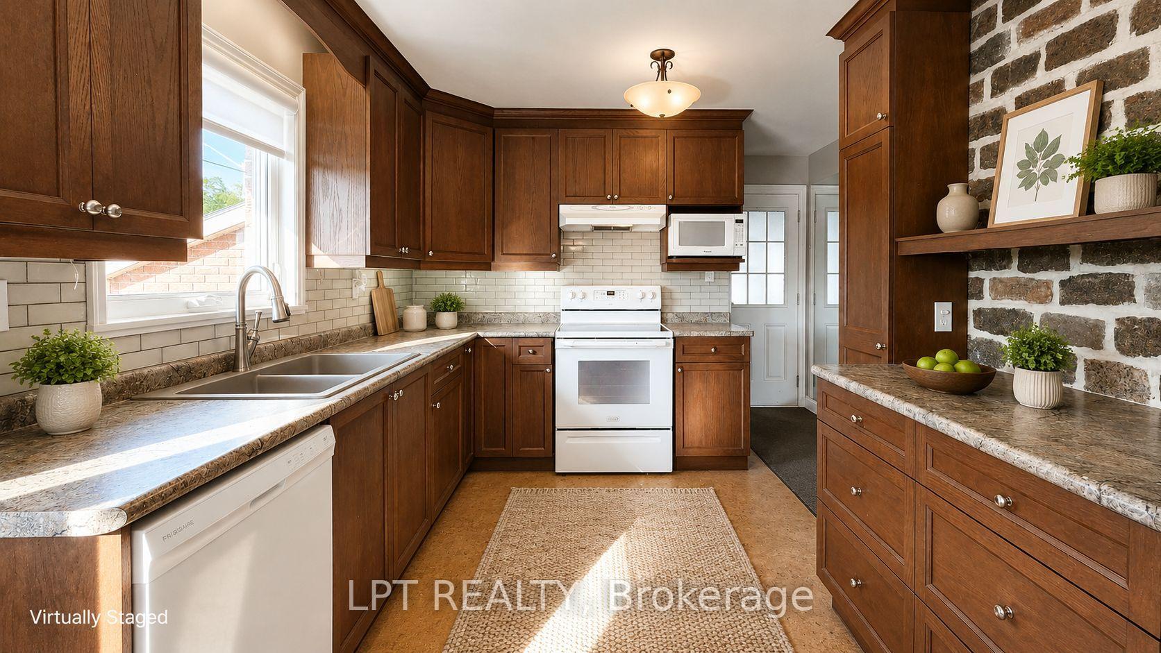 Photo 16 of 585 Mapleview Drive E, Barrie, Rural Barrie Southeast — HOMEH