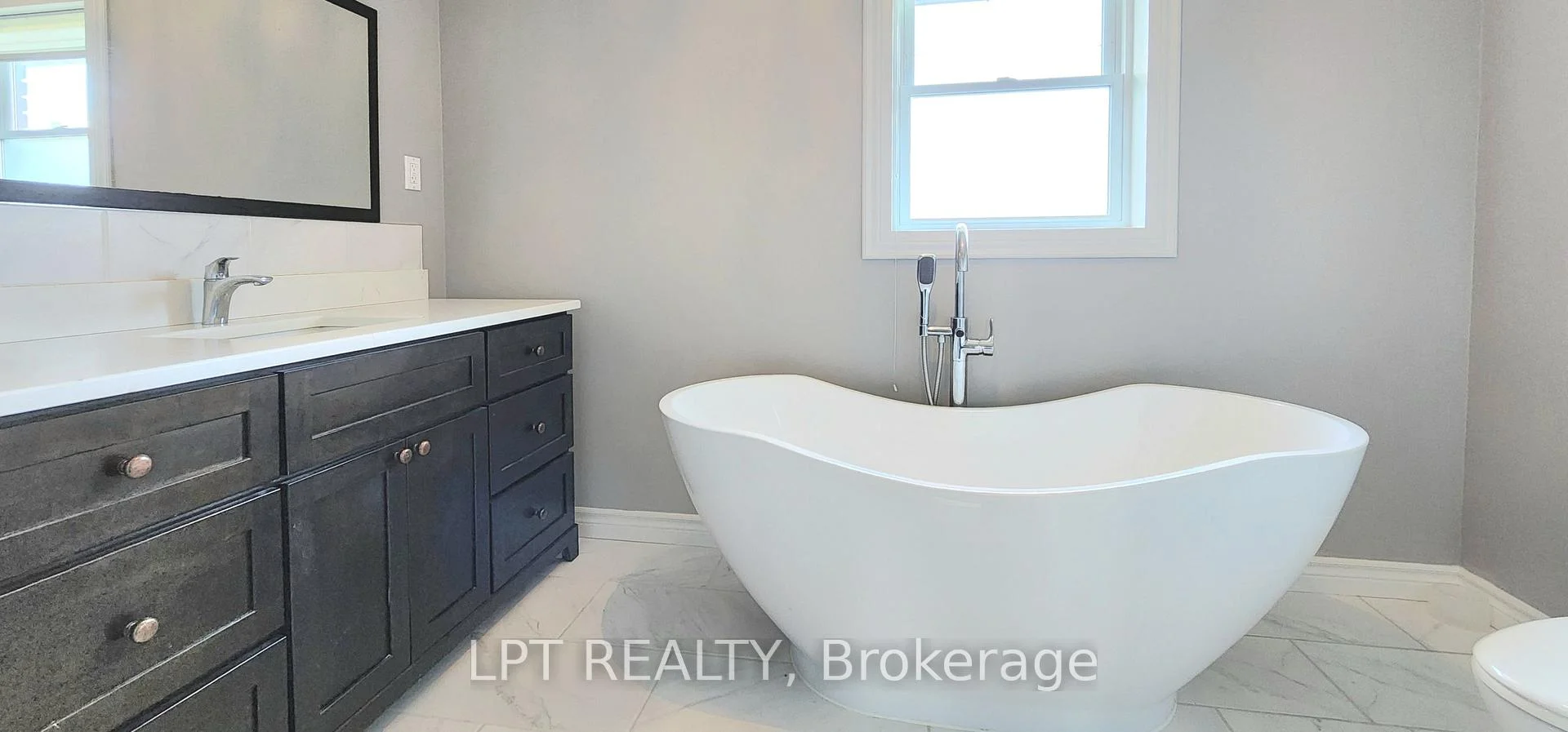 Photo 12 of 585 Mapleview Drive E, Barrie, Rural Barrie Southeast — HOMEH