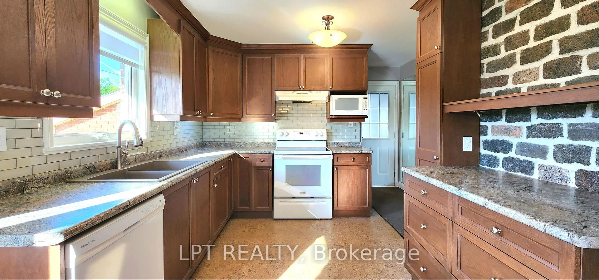 Photo 37 of 585 Mapleview Drive E, Barrie, Rural Barrie Southeast — HOMEH
