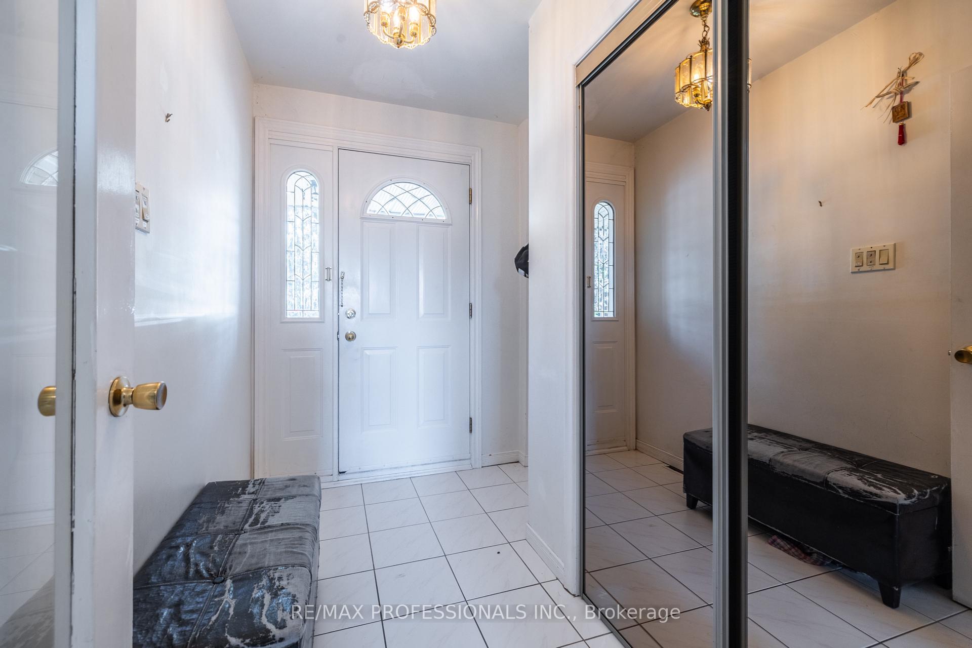 Photo 11 of 48 Dalegrove Crescent, Etobicoke, Eringate-Centennial-West Deane — HOMEH