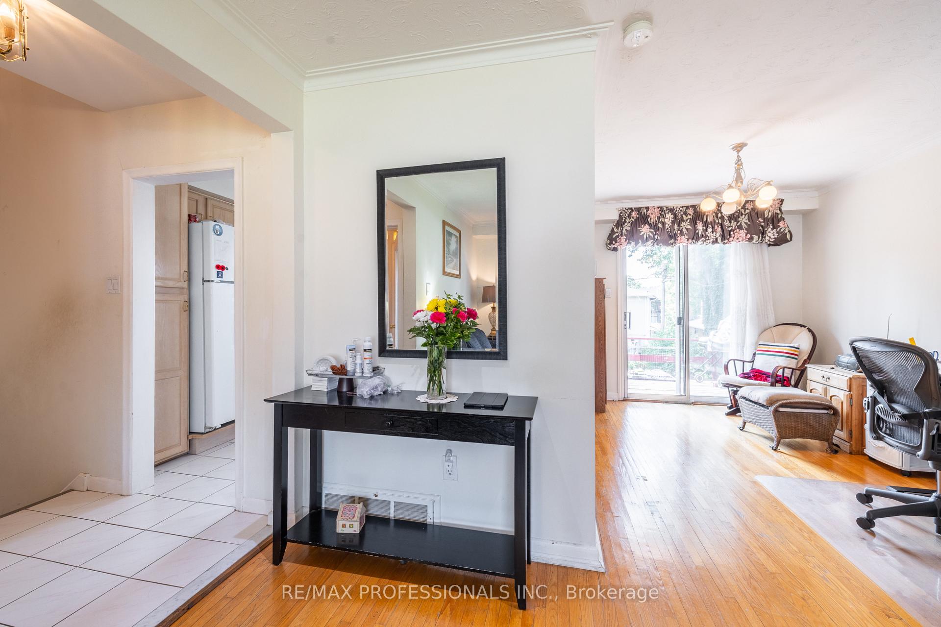 Photo 14 of 48 Dalegrove Crescent, Etobicoke, Eringate-Centennial-West Deane — HOMEH