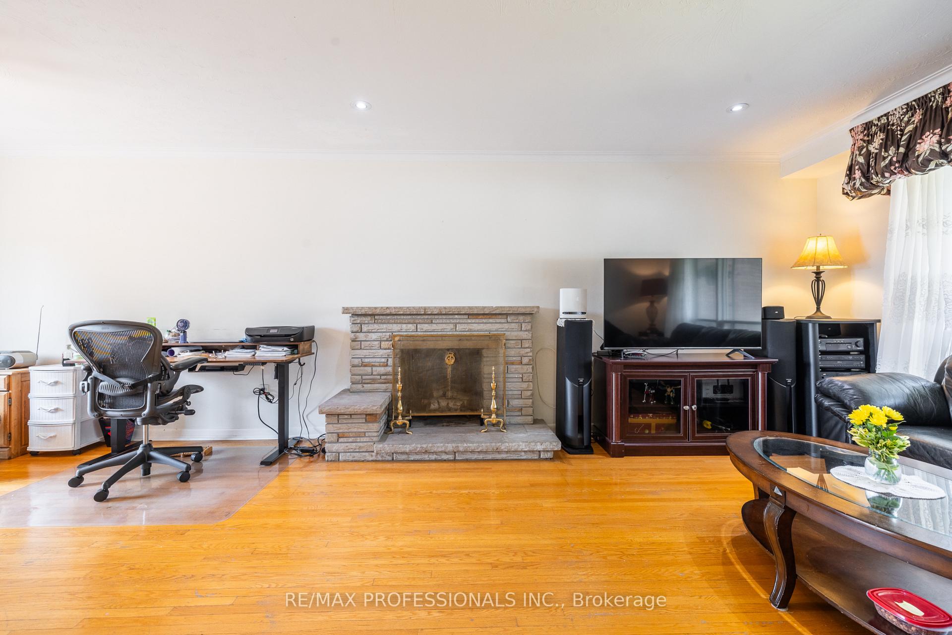 Photo 16 of 48 Dalegrove Crescent, Etobicoke, Eringate-Centennial-West Deane — HOMEH