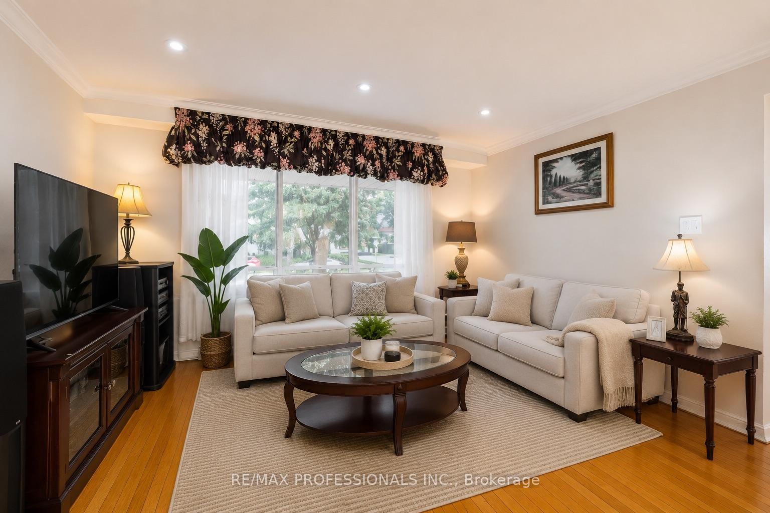 Photo 17 of 48 Dalegrove Crescent, Etobicoke, Eringate-Centennial-West Deane — HOMEH