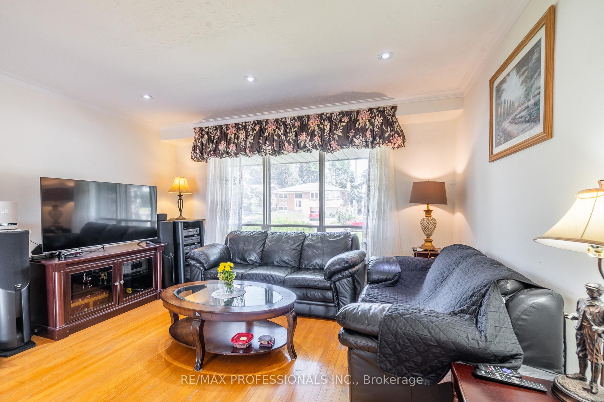 Photo 18 of 48 Dalegrove Crescent, Etobicoke, Eringate-Centennial-West Deane — HOMEH