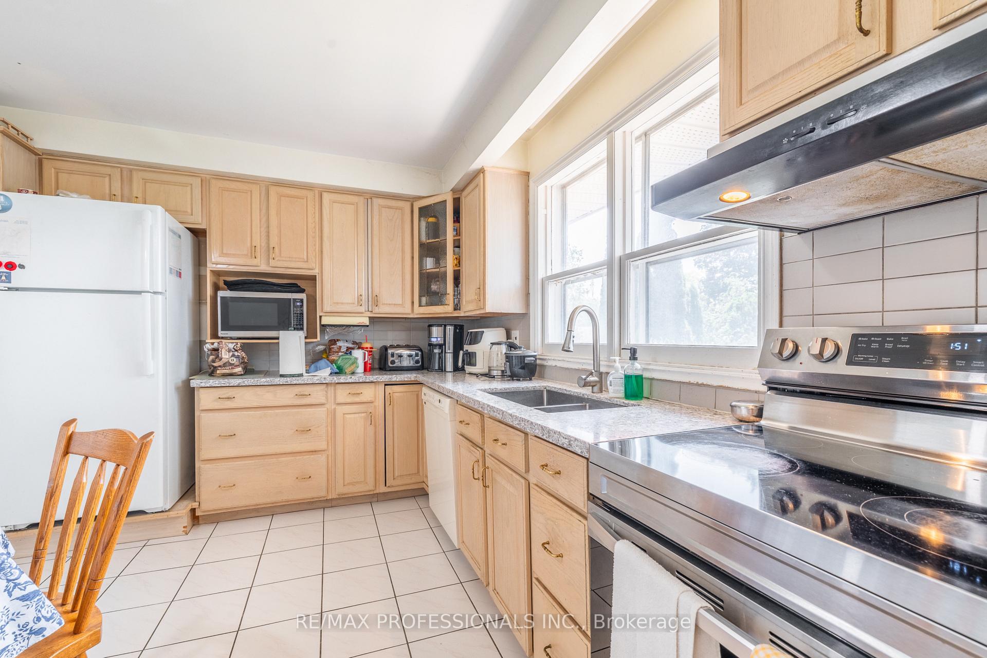 Photo 23 of 48 Dalegrove Crescent, Etobicoke, Eringate-Centennial-West Deane — HOMEH