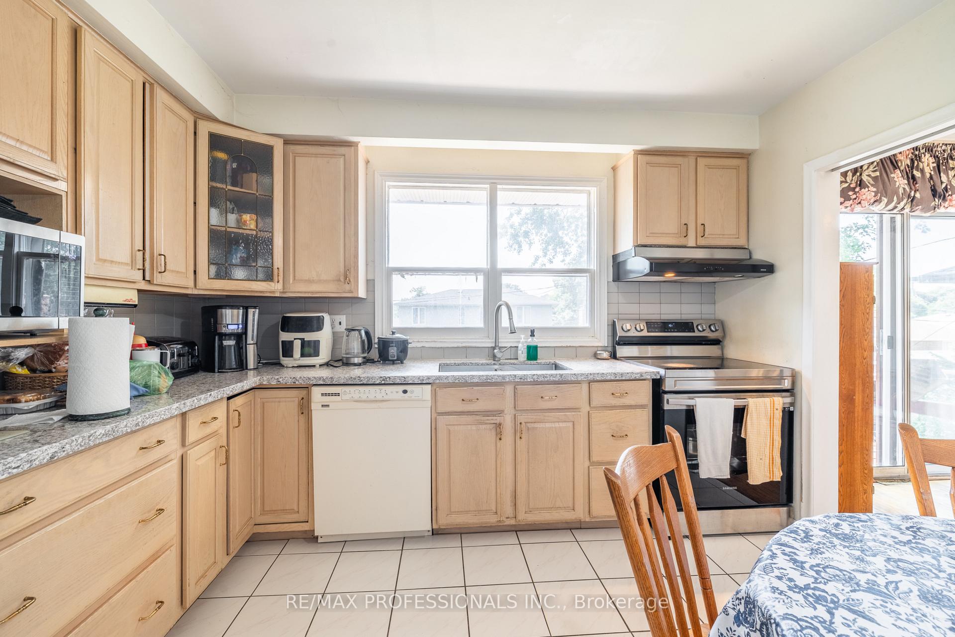 Photo 26 of 48 Dalegrove Crescent, Etobicoke, Eringate-Centennial-West Deane — HOMEH