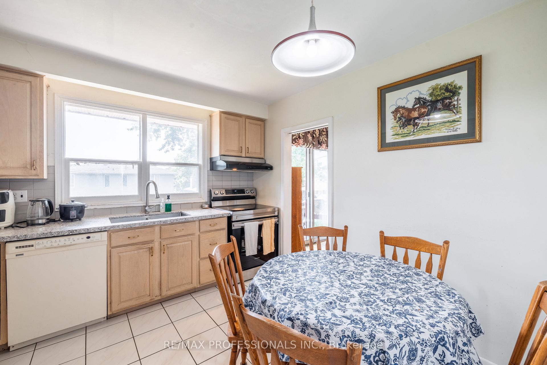 Photo 28 of 48 Dalegrove Crescent, Etobicoke, Eringate-Centennial-West Deane — HOMEH