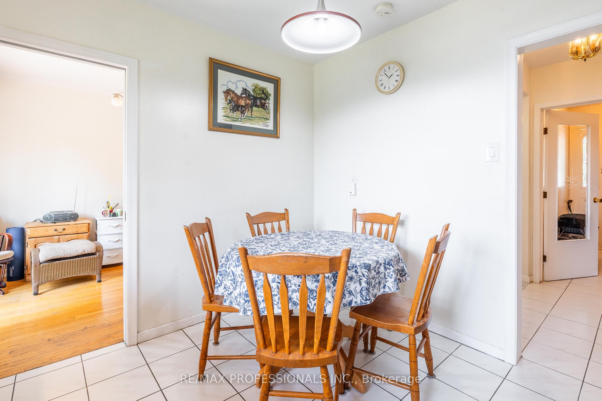 Photo 30 of 48 Dalegrove Crescent, Etobicoke, Eringate-Centennial-West Deane — HOMEH