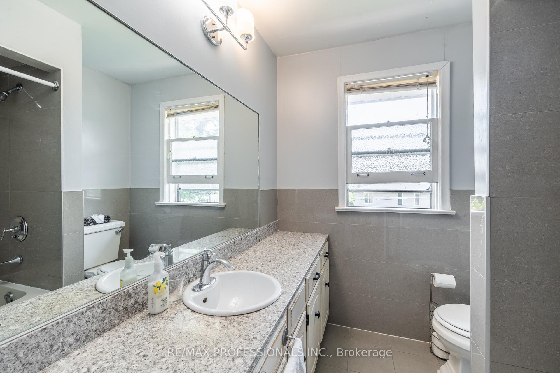 Photo 33 of 48 Dalegrove Crescent, Etobicoke, Eringate-Centennial-West Deane — HOMEH