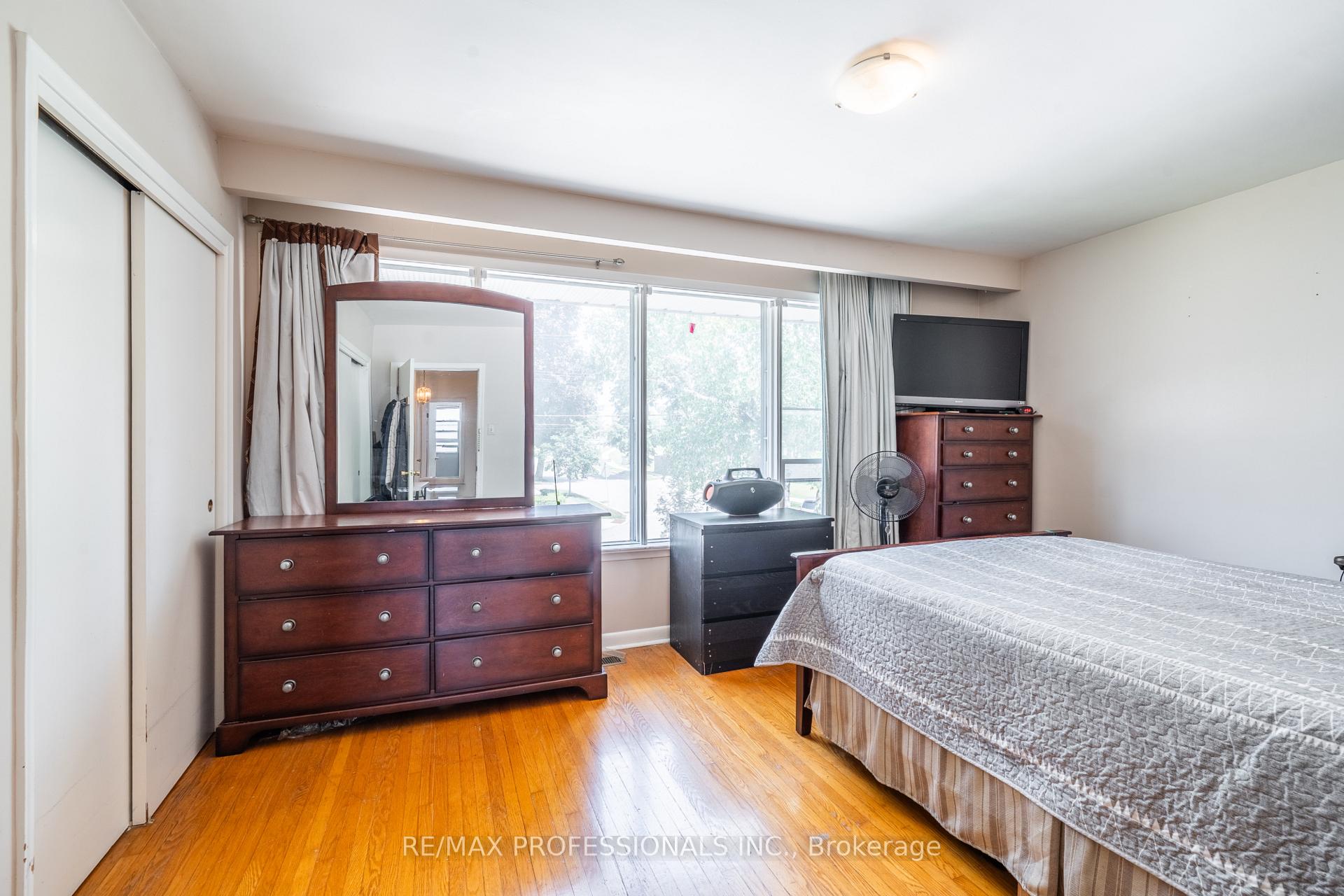 Photo 35 of 48 Dalegrove Crescent, Etobicoke, Eringate-Centennial-West Deane — HOMEH