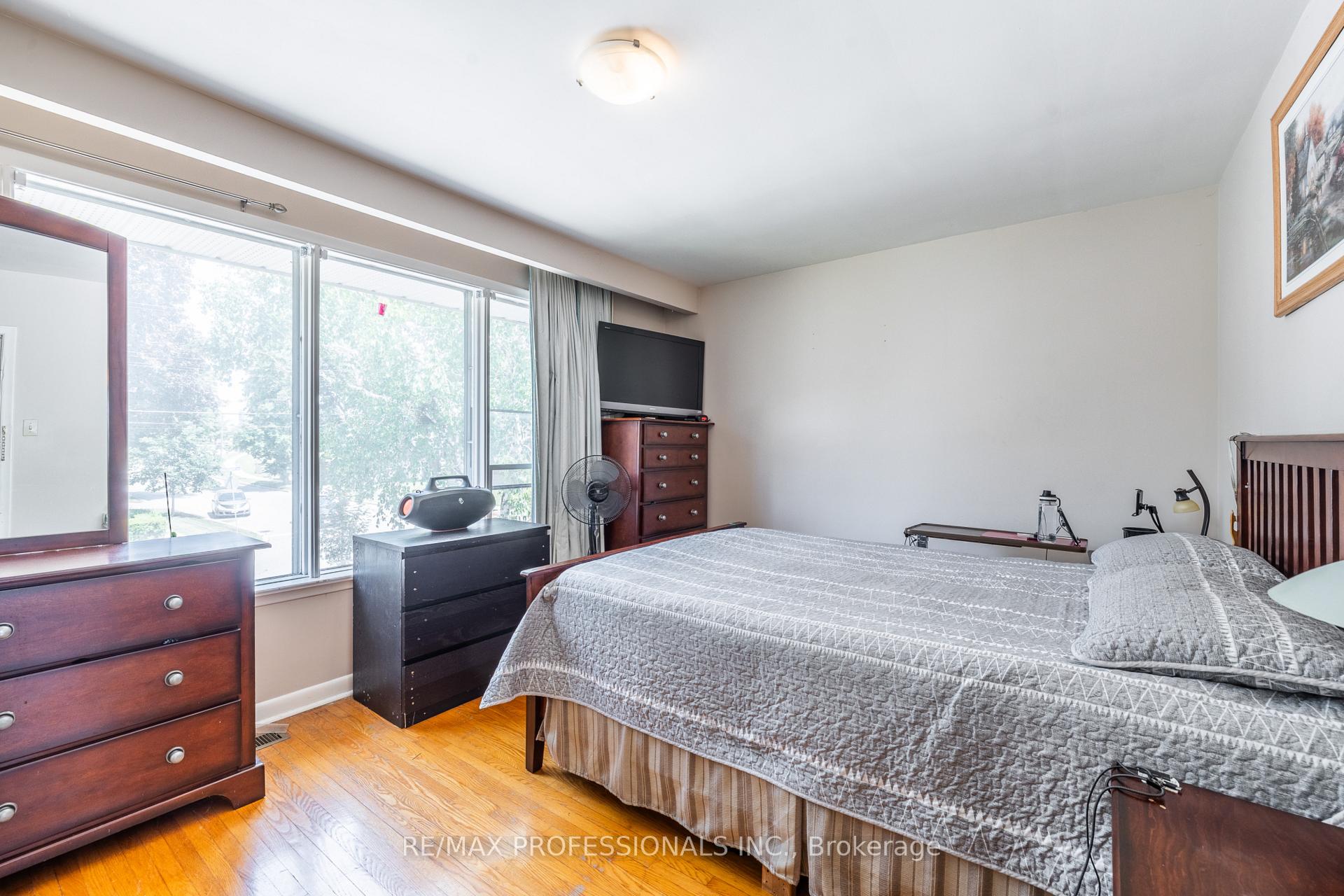Photo 36 of 48 Dalegrove Crescent, Etobicoke, Eringate-Centennial-West Deane — HOMEH