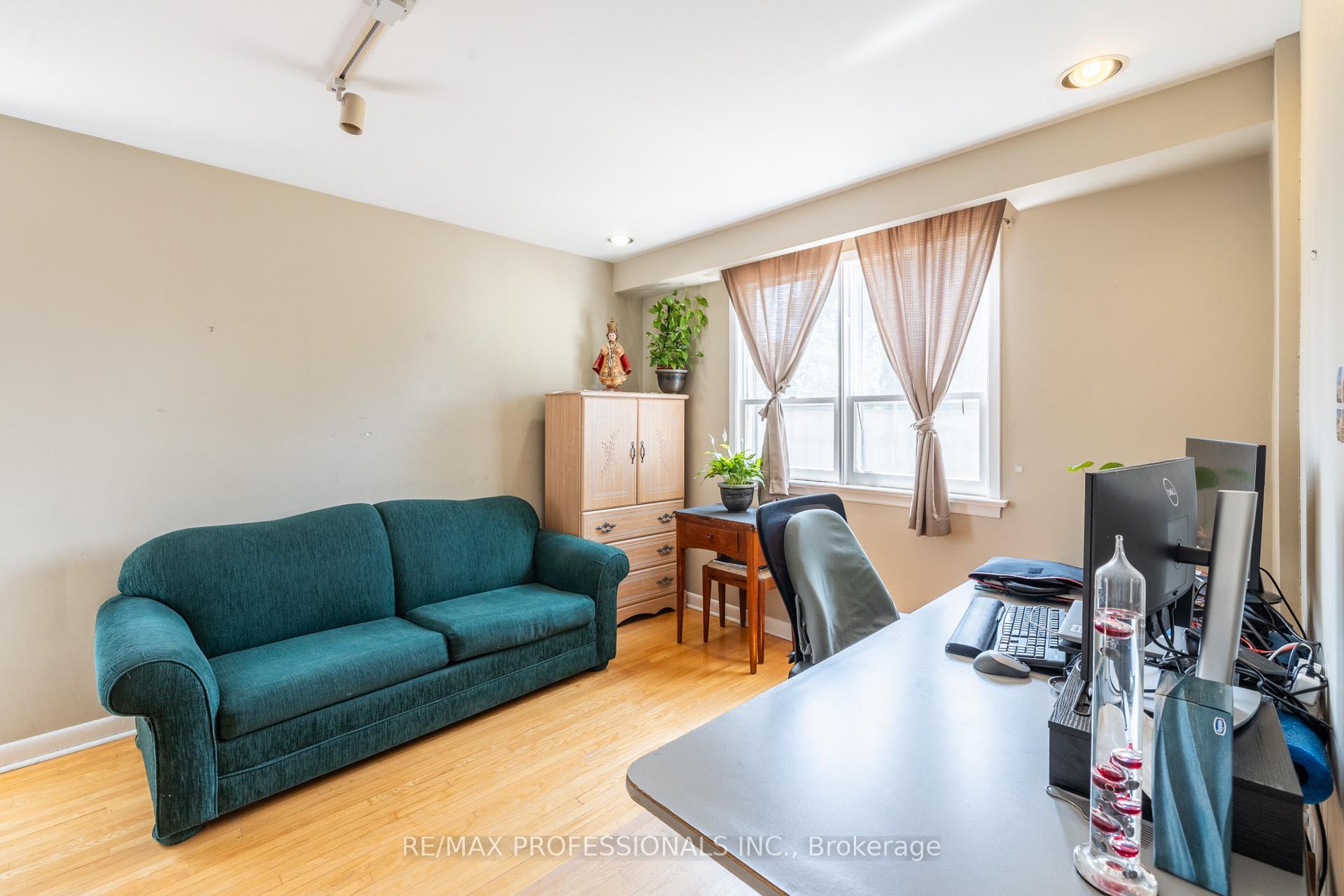 Photo 42 of 48 Dalegrove Crescent, Etobicoke, Eringate-Centennial-West Deane — HOMEH