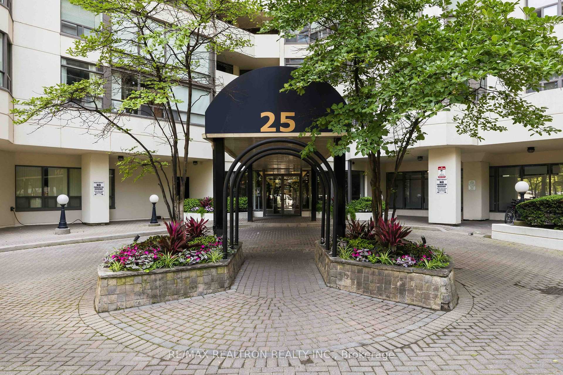 Photo 2 of Unit 704, 25 Maitland Street, Toronto, Church-Yonge Corridor — HOMEH