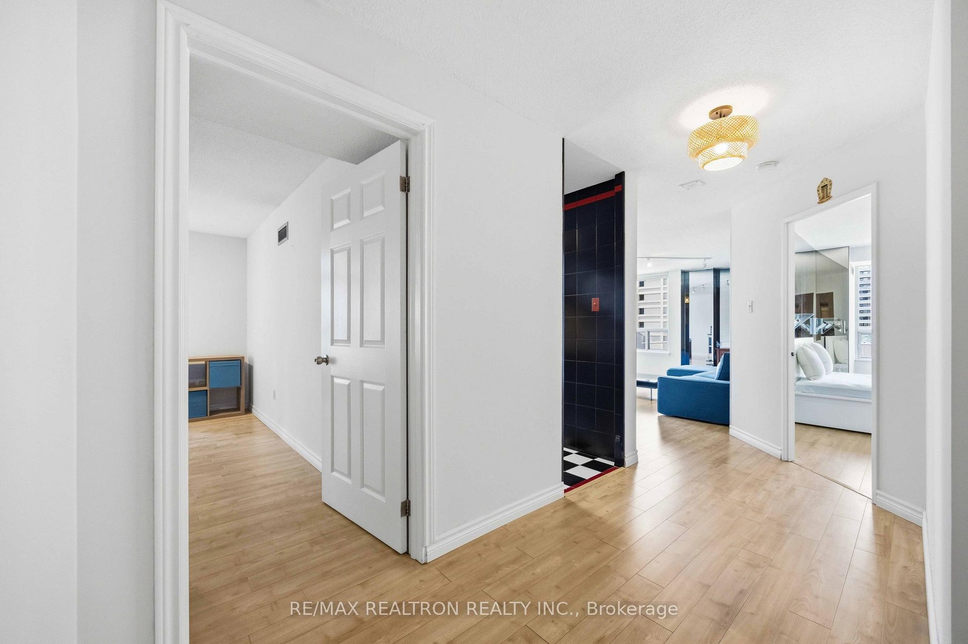 Photo 8 of Unit 704, 25 Maitland Street, Toronto, Church-Yonge Corridor — HOMEH