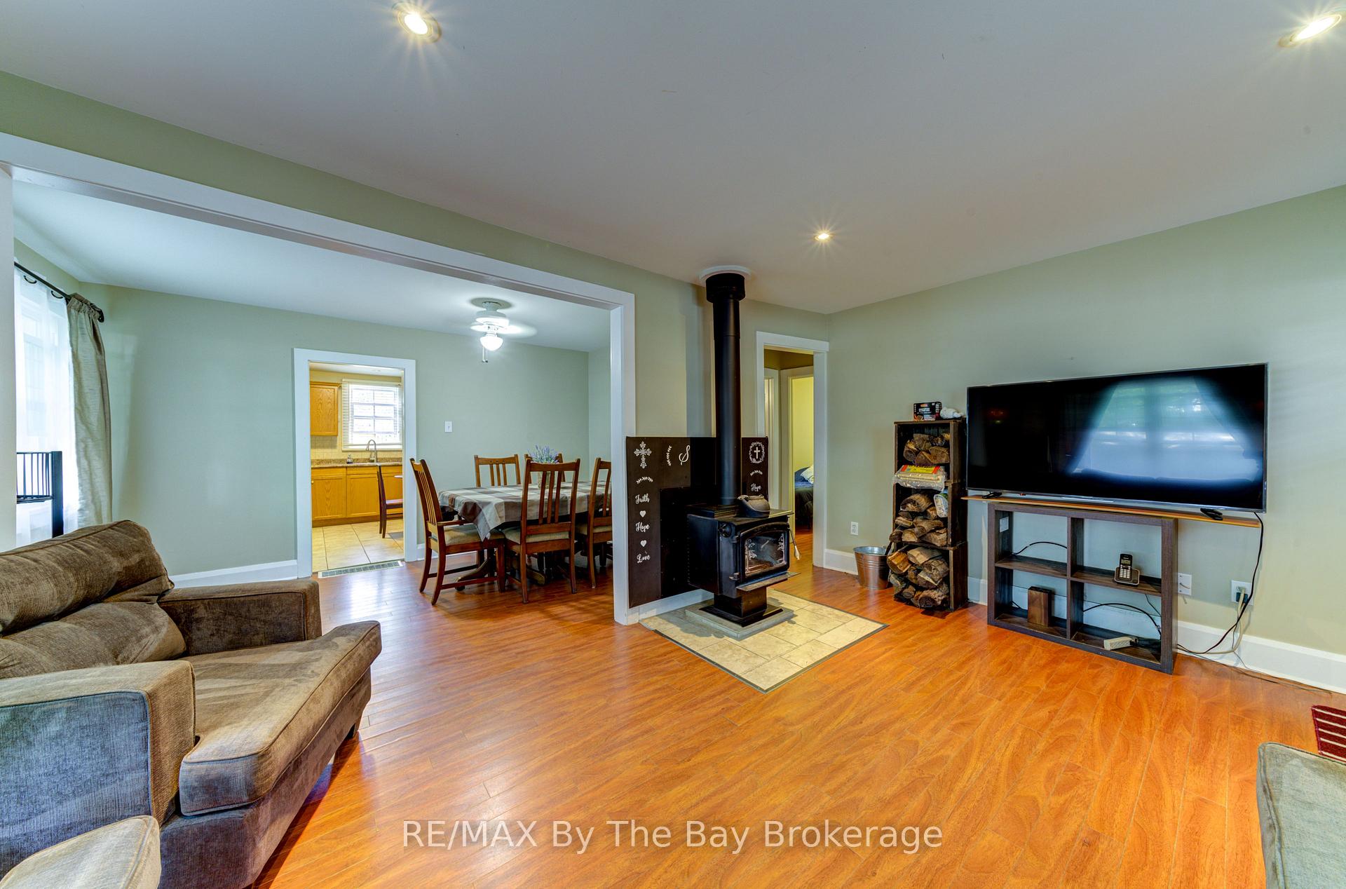 Photo 5 of 110 24TH Street N, Wasaga Beach — HOMEH