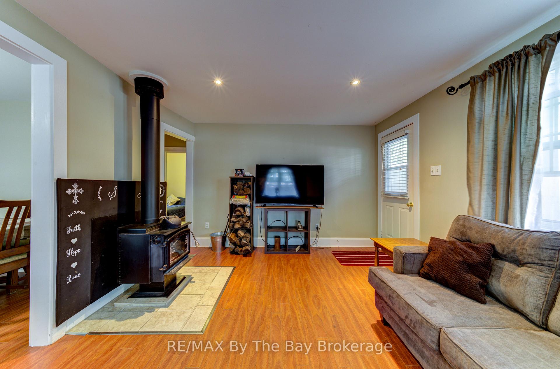 Photo 7 of 110 24TH Street N, Wasaga Beach — HOMEH